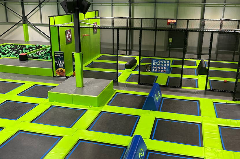 Zoom: Eine grosse Fläche mit verbundenen Trampolinen zum freien Springen und unbegrenzten Vergnügen.