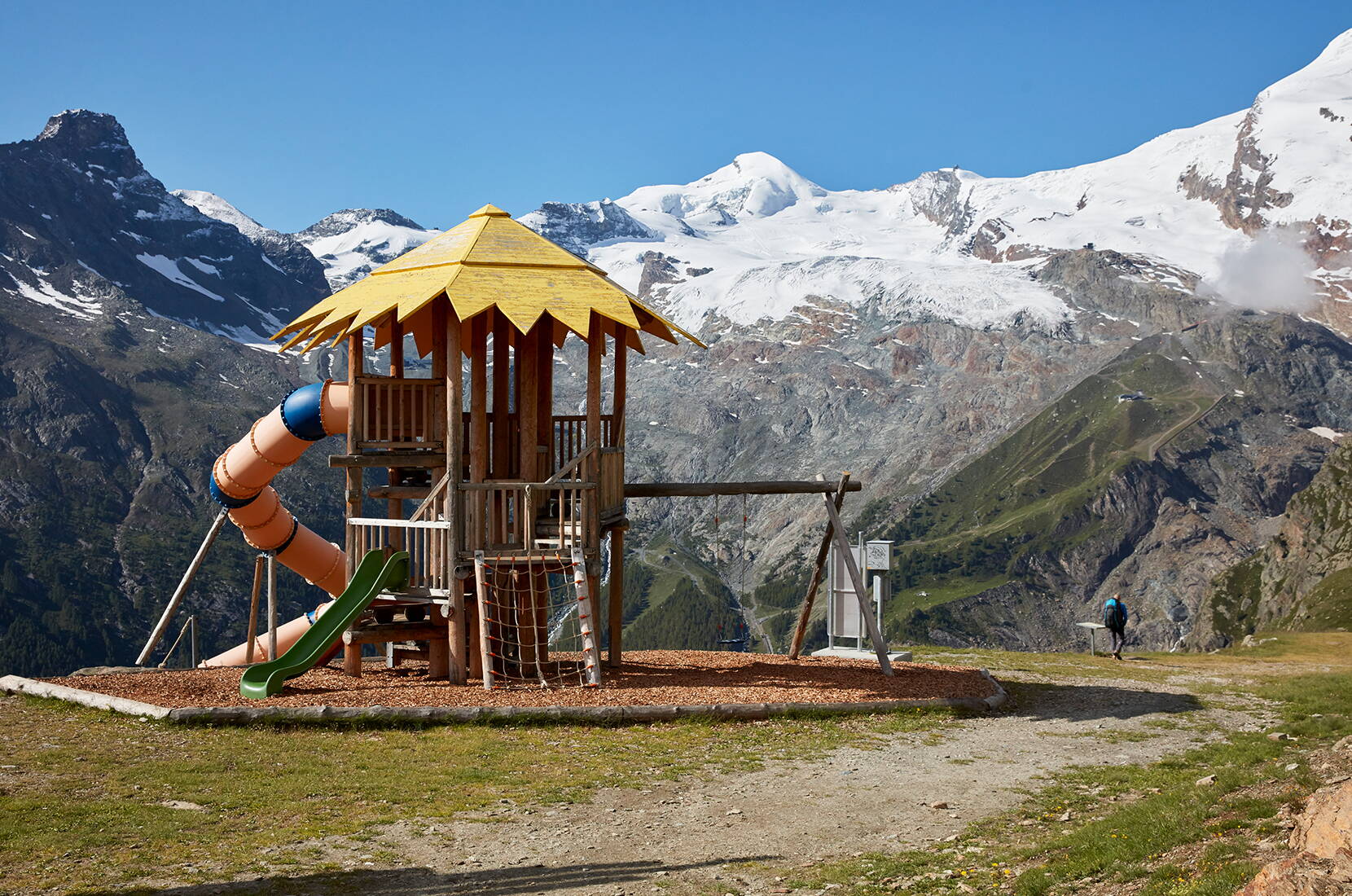 Familienausflug Hannig, Saas-Fee. Der Sonnenberg Hannig lädt zum Verweilen ein. Neben der grossen Sonnenterrasse und dem Kinderspielplatz, ist der Hannig auch Ausgangspunkt verschiedenster Themenwege und dem 5.5 km langen Trottiplausch.