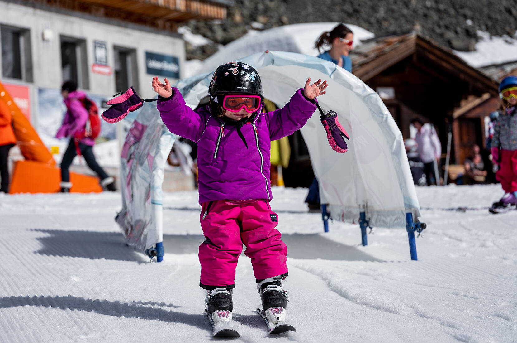 Ganz gleich, zu welcher Jahreszeit: Das Matterhorn paradise lockt Familien ganzjährig mit besonderen Erlebnissen an. Überzeuge dich selbst und erlebe mit deinen Liebsten eines von vielen Family Specials.Dank der Wolli Card machen Familienferien in Zermatt gleich doppelt Spass. 