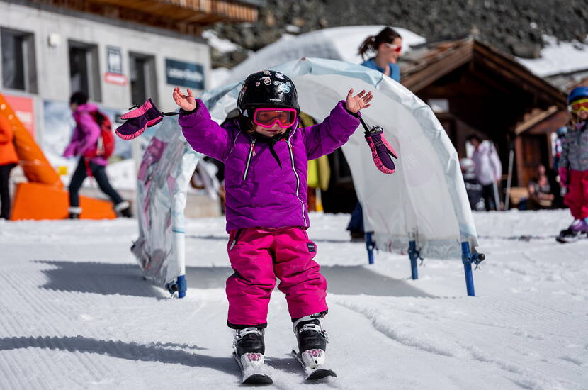 Zoom: Ganz gleich, zu welcher Jahreszeit: Das Matterhorn paradise lockt Familien ganzjährig mit besonderen Erlebnissen an. Überzeuge dich selbst und erlebe mit deinen Liebsten eines von vielen Family Specials.Dank der Wolli Card machen Familienferien in Zermatt gleich doppelt Spass. 