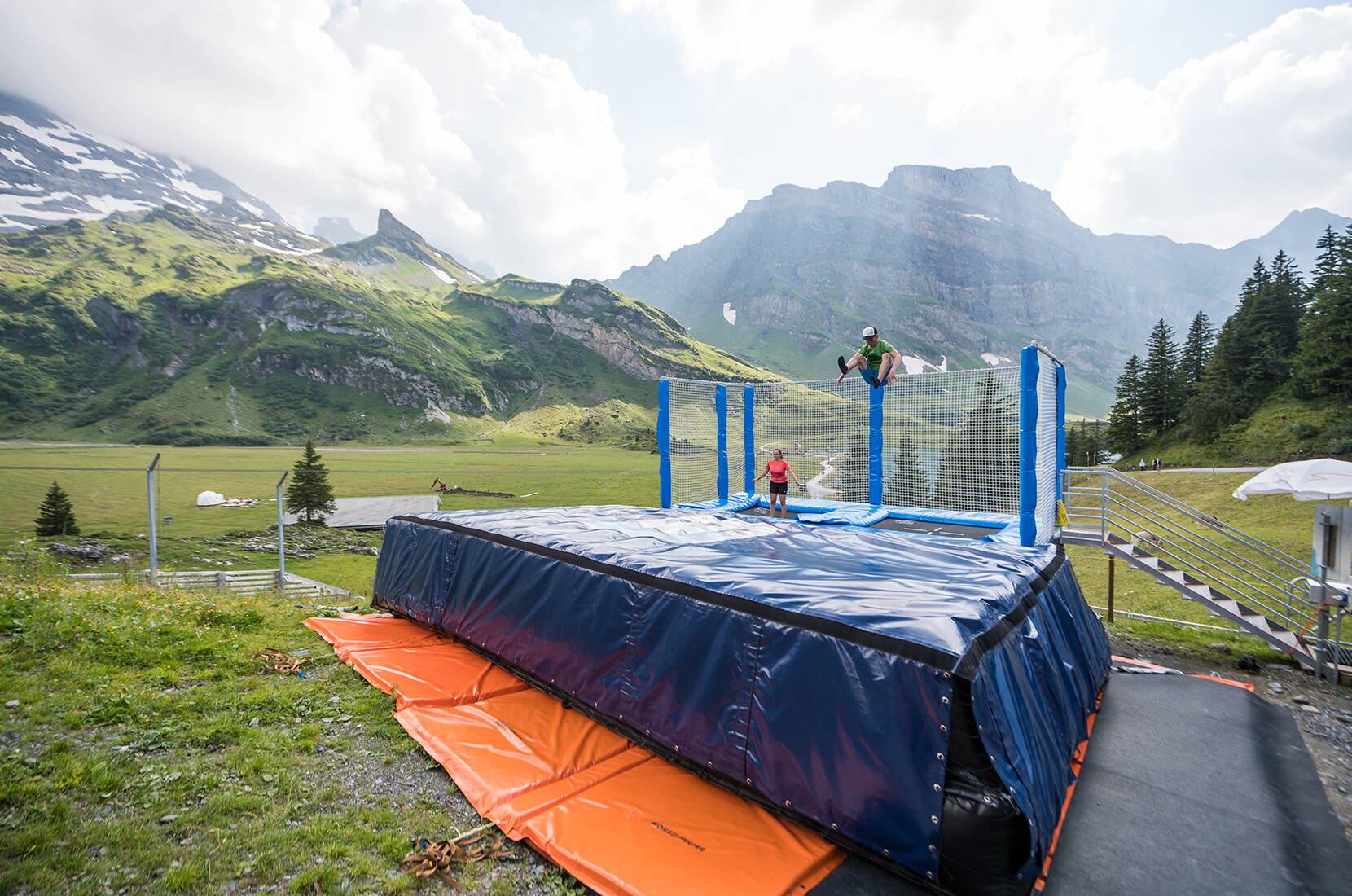 Aktivitäten wie der BagJump Tower, Trampoline2Bag oder die Slackline kannst du nach Belieben ausprobieren und die Guides vom TITLIS Adventure Park stehen dir mit Rat und Tat zur Seite.