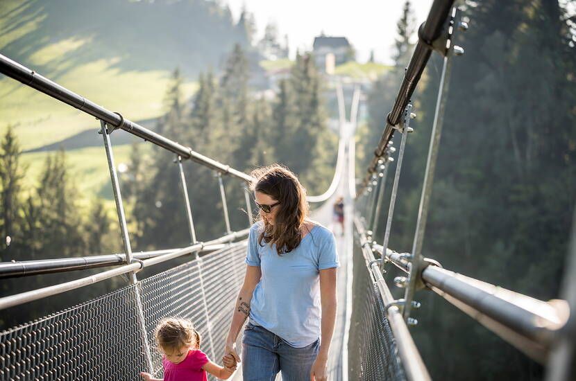 Zoom: Es erwarten euch eine Hüpfburganlage, kurvige Sommerrodelbahn, flotte Tubinganlage, Hängebrücke und diverse Rundwanderwege. Das RUNDum tolle Sommererlebnis!