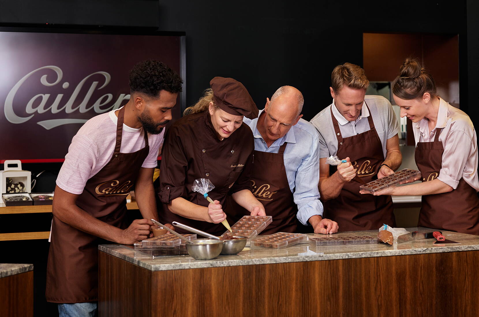 Découvre la magie de la fabrication du chocolat lors d'une visite de la Maison Cailler. La visite guidée interactive d'une heure environ de la fabrique Cailler te fera découvrir l'histoire fascinante du chocolat, des Aztèques aux innovations d'aujourd'hui.