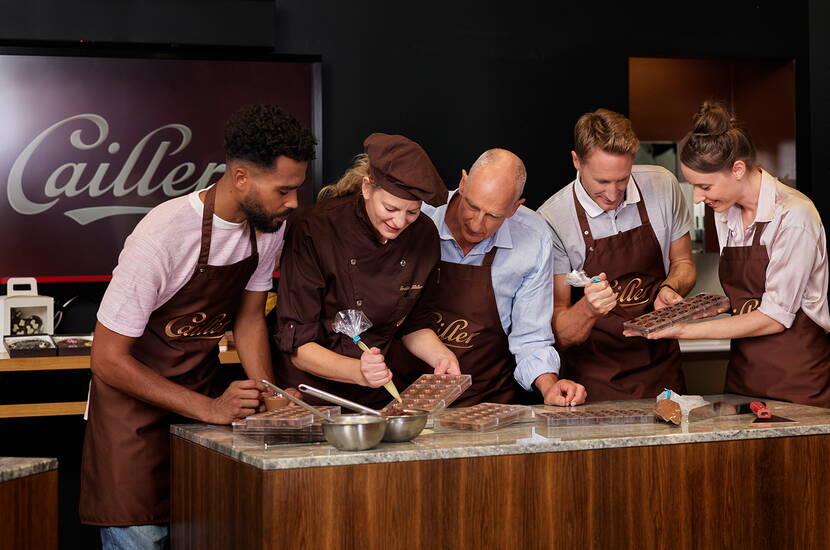 Zoom: Découvre la magie de la fabrication du chocolat lors d'une visite de la Maison Cailler. La visite guidée interactive d'une heure environ de la fabrique Cailler te fera découvrir l'histoire fascinante du chocolat, des Aztèques aux innovations d'aujourd'hui.