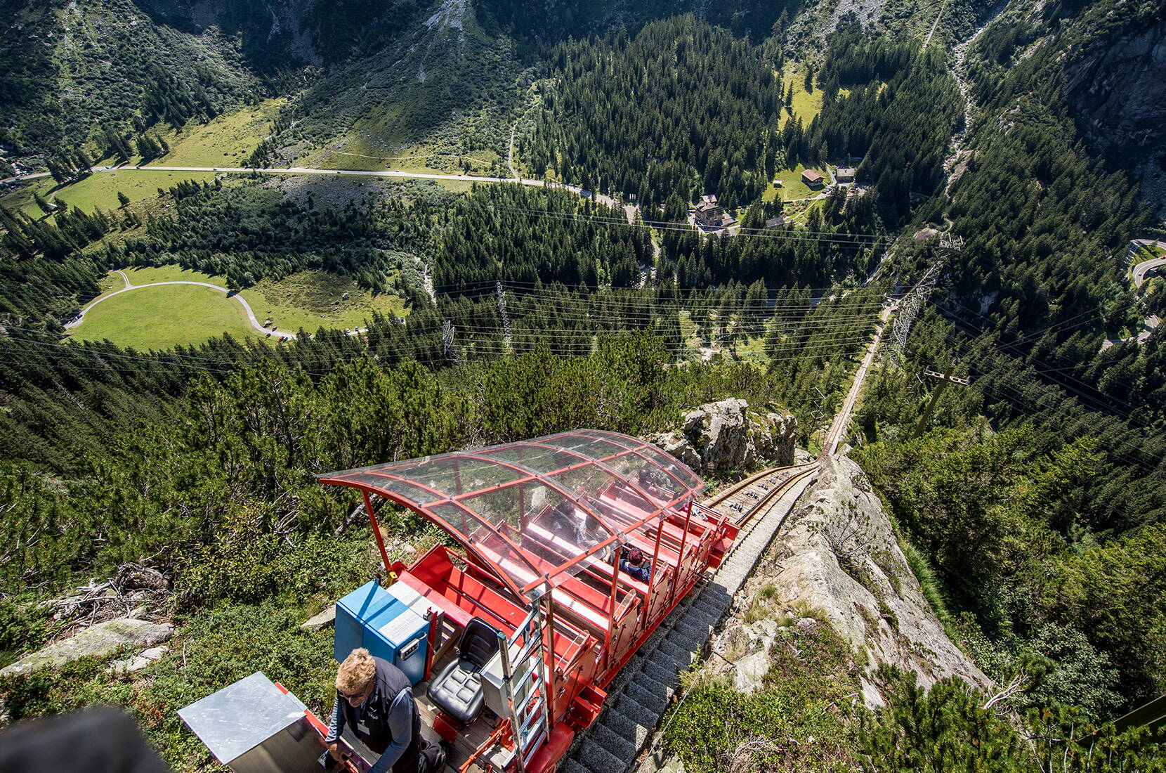 Familienausflug Kinderparadies Handeck. Blumenübersäten Bergwiesen, lustige Alpschweine, Murmeltiere, die funkelnde Kristallkluft im Berg und vieles mehr.