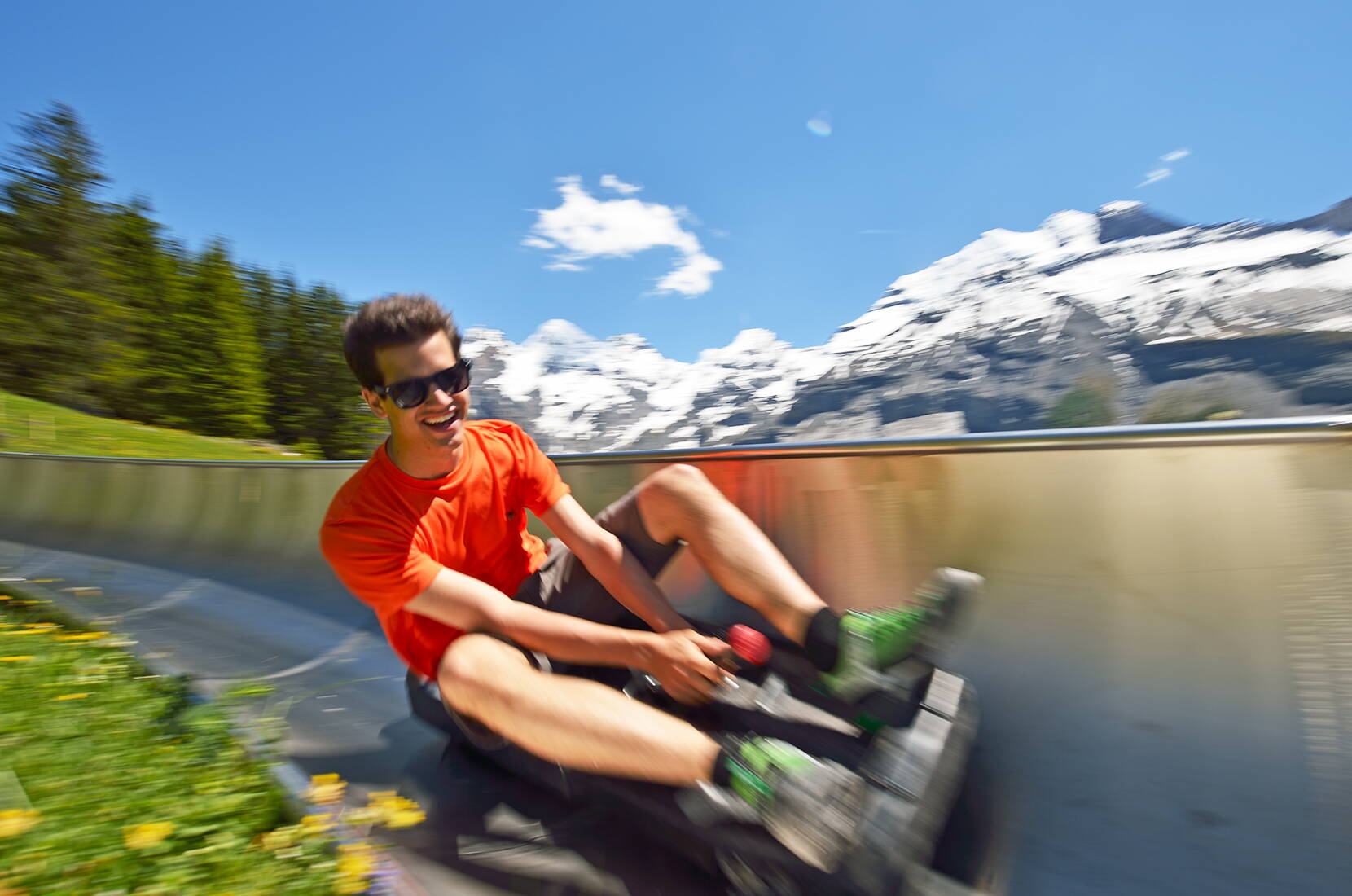 Familienausflug Sommerrodelbahn Oeschinensee. Eine Attraktion für Jung und Alt – egal ob alleine oder zu zweit, es macht einfach Spass!