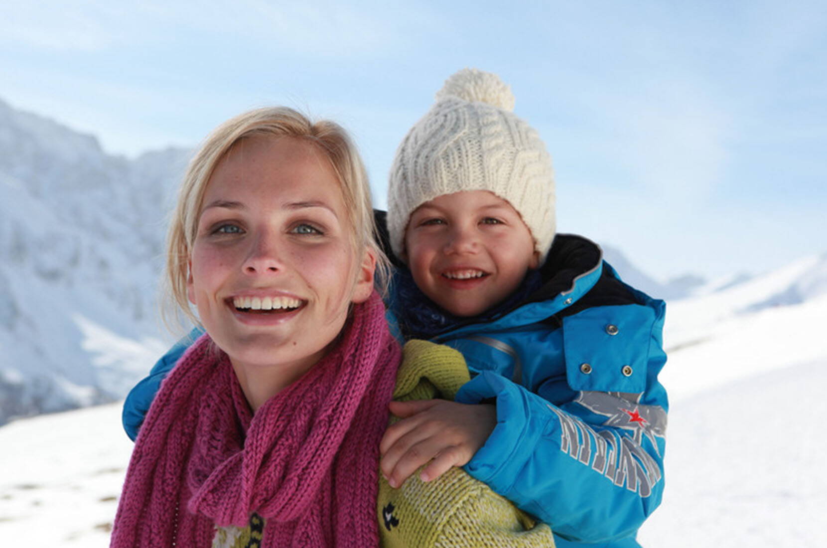 Excursion en famille à Savognin. Avec beaucoup de neige naturelle et des pistes rouges et bleues extra larges, le domaine skiable baigné de soleil offre un plaisir de glisse particulier - ce n'est pas pour rien que les pistes de Savognin comptent parmi les plus belles de tout l'espace alpin.