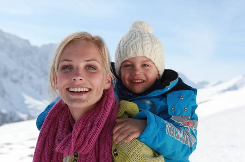 Zoom: Gita in famiglia a Savognin. Con molta neve naturale e piste rosse e blu molto larghe, questo comprensorio sciistico soleggiato offre un divertimento speciale: non per niente le piste di Savognin sono tra le più belle dell'intero arco alpino.