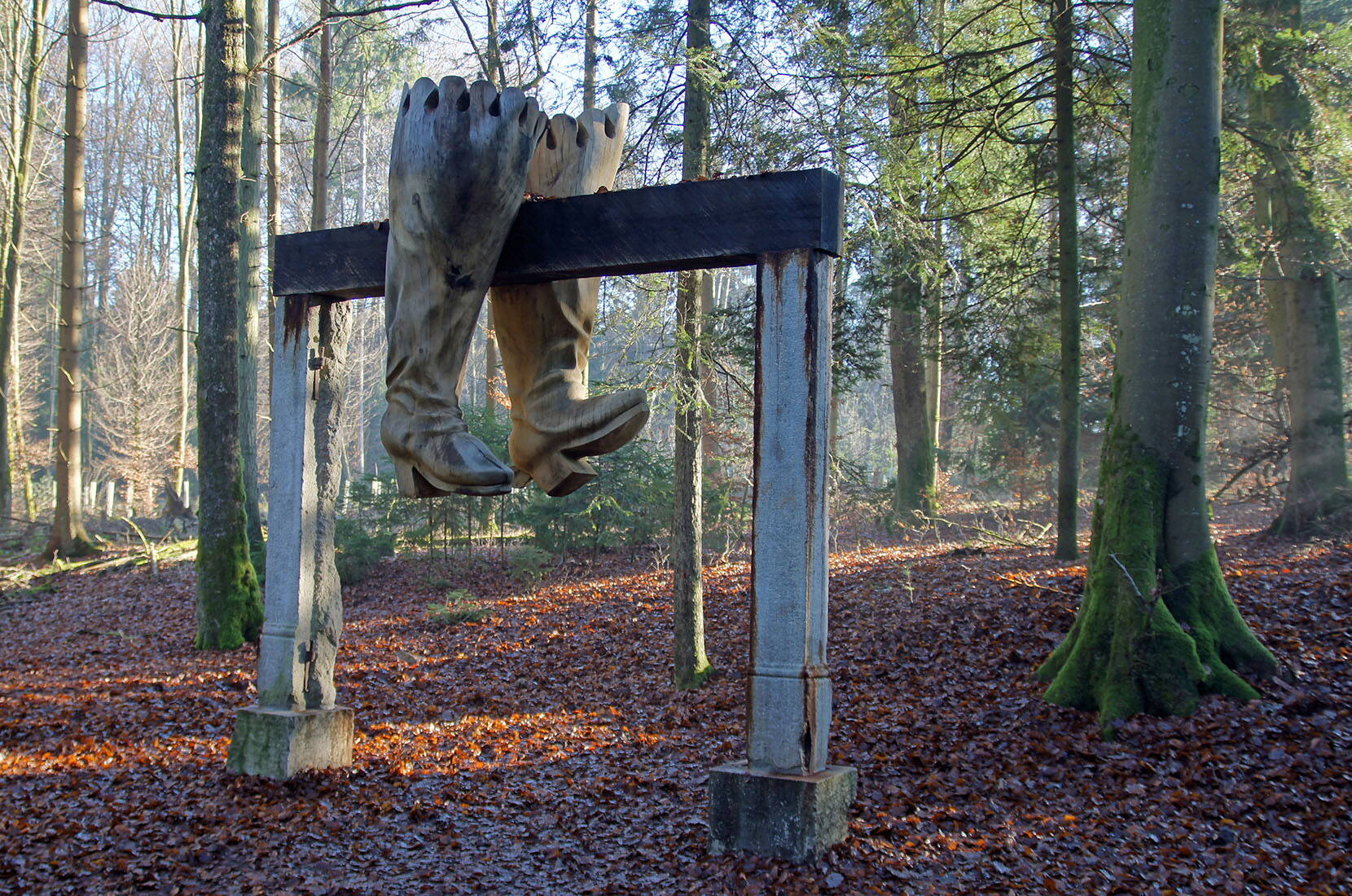 Escursione per famiglie Freiämter Sagenweg. Dodici artisti hanno creato sculture, ognuna basata su una leggenda. Le opere d'arte sono misteriose e idilliache, incastonate nella foresta lungo il Sentiero dei Freiämter tra lo Zoo di Waltenschwil e l'Erdmannlistein. Le leggende possono essere lette su pannelli informativi.