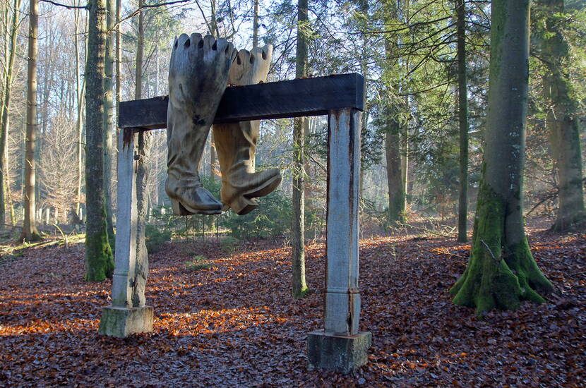 Zoom: Escursione per famiglie Freiämter Sagenweg. Dodici artisti hanno creato sculture, ognuna basata su una leggenda. Le opere d'arte sono misteriose e idilliache, incastonate nella foresta lungo il Sentiero dei Freiämter tra lo Zoo di Waltenschwil e l'Erdmannlistein. Le leggende possono essere lette su pannelli informativi.