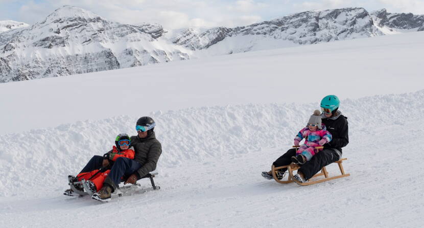 Zoom: Descente en luge sur les pistes du Betelberg au milieu d’un spectaculaire décor alpin enneigé. Une activité hivernale idéale pour toute la famille.