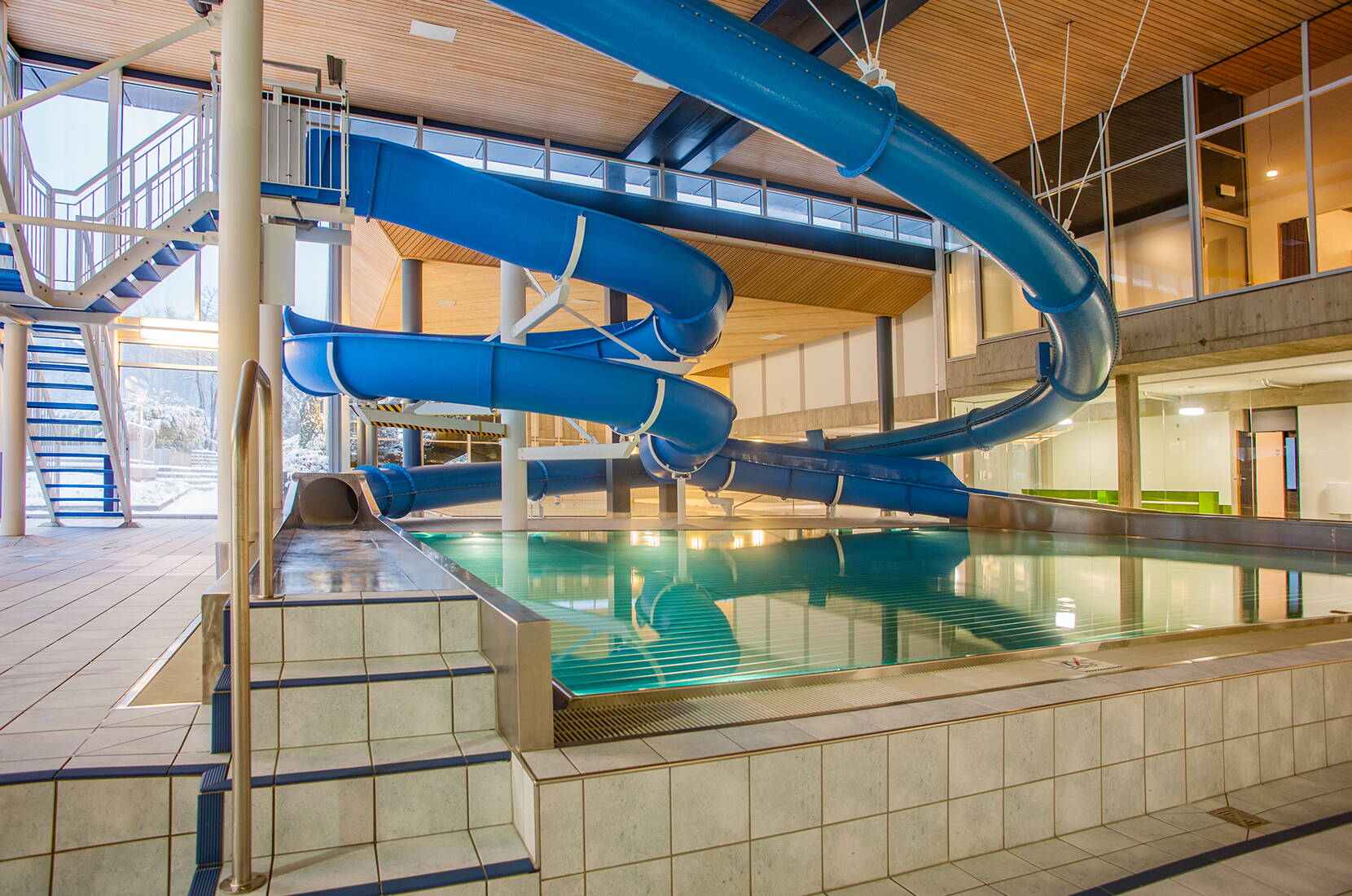 Das Hallenbad verfügt über ein Ganzjahres-Aussenbecken, Wasserrutschen, Lernschwimmbecken, Plantschbecken mit diversen Spieleinrichtungen sowie Schwimm- und Mehrzweckbecken.