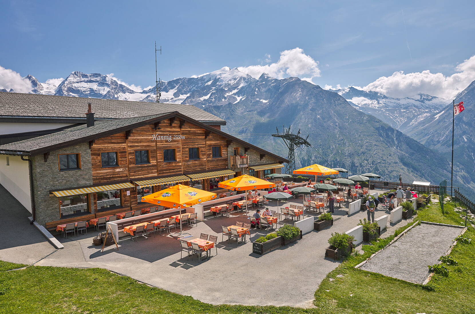 Familienausflug Hannig, Saas-Fee. Der Sonnenberg Hannig lädt zum Verweilen ein. Neben der grossen Sonnenterrasse und dem Kinderspielplatz, ist der Hannig auch Ausgangspunkt verschiedenster Themenwege und dem 5.5 km langen Trottiplausch.