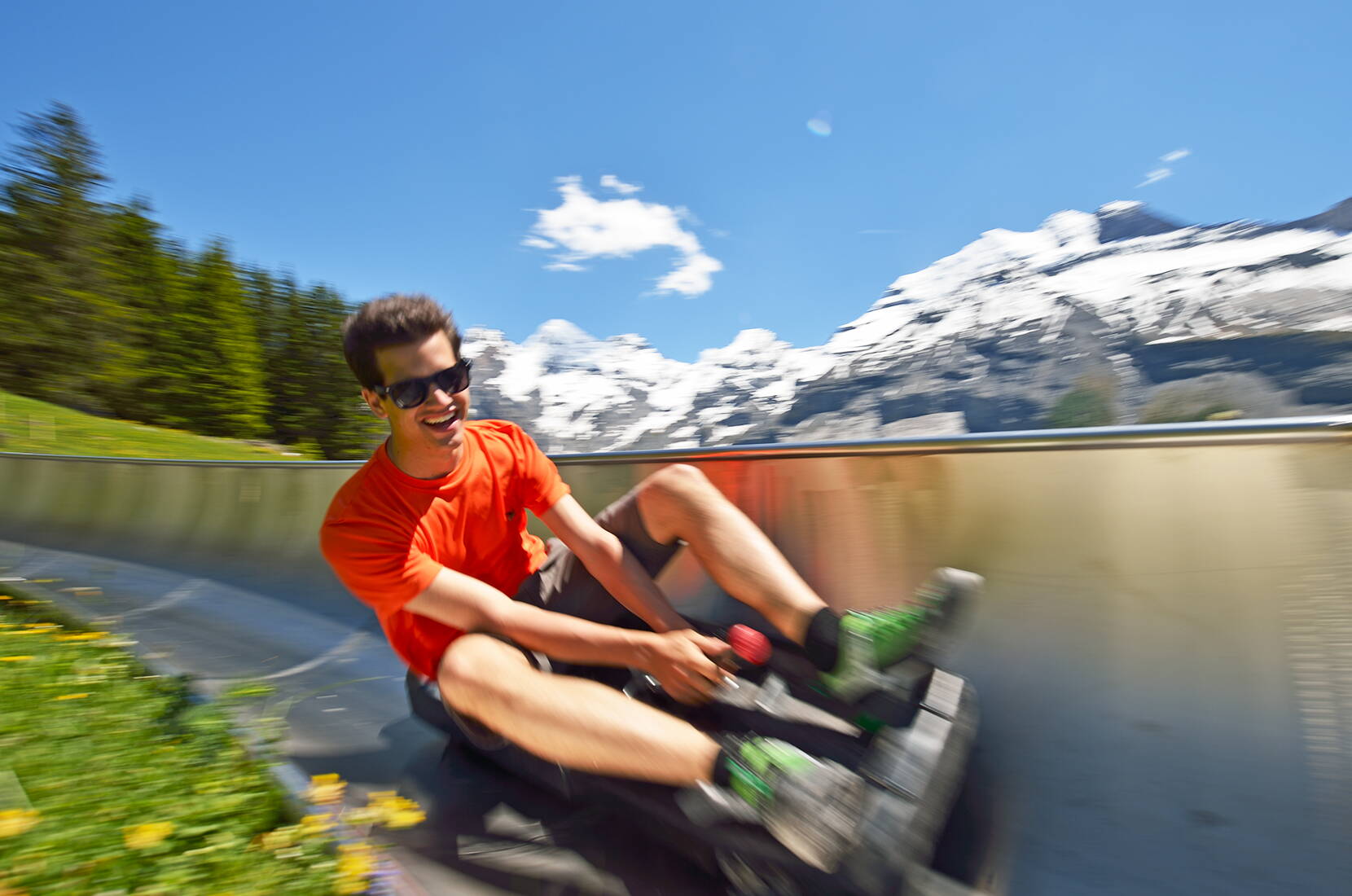 Buts d'excursion Berne – Excursion en famille sur la piste de luge d'été du lac d'Oeschinen. Une attraction pour petits et grands – que l'on soit seul ou à deux, c'est un vrai plaisir!