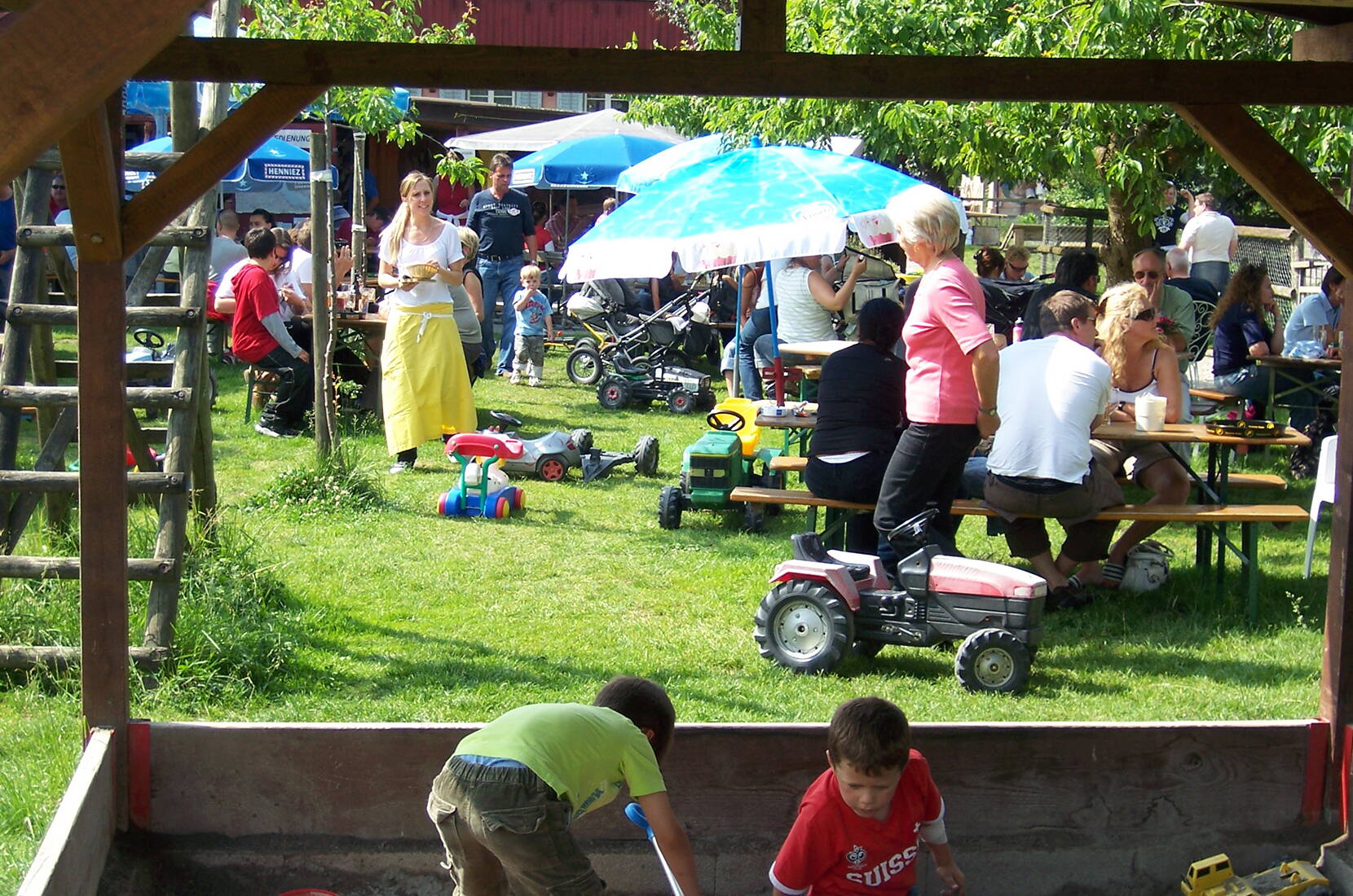 Familienausflug Sunnehüsli Güttingen am Bodensee. Unser Sunnehüsli bietet ein breites Angebot und wurde im Jahr 2011 als «velofreundliches Restaurant» ausgezeichnet.