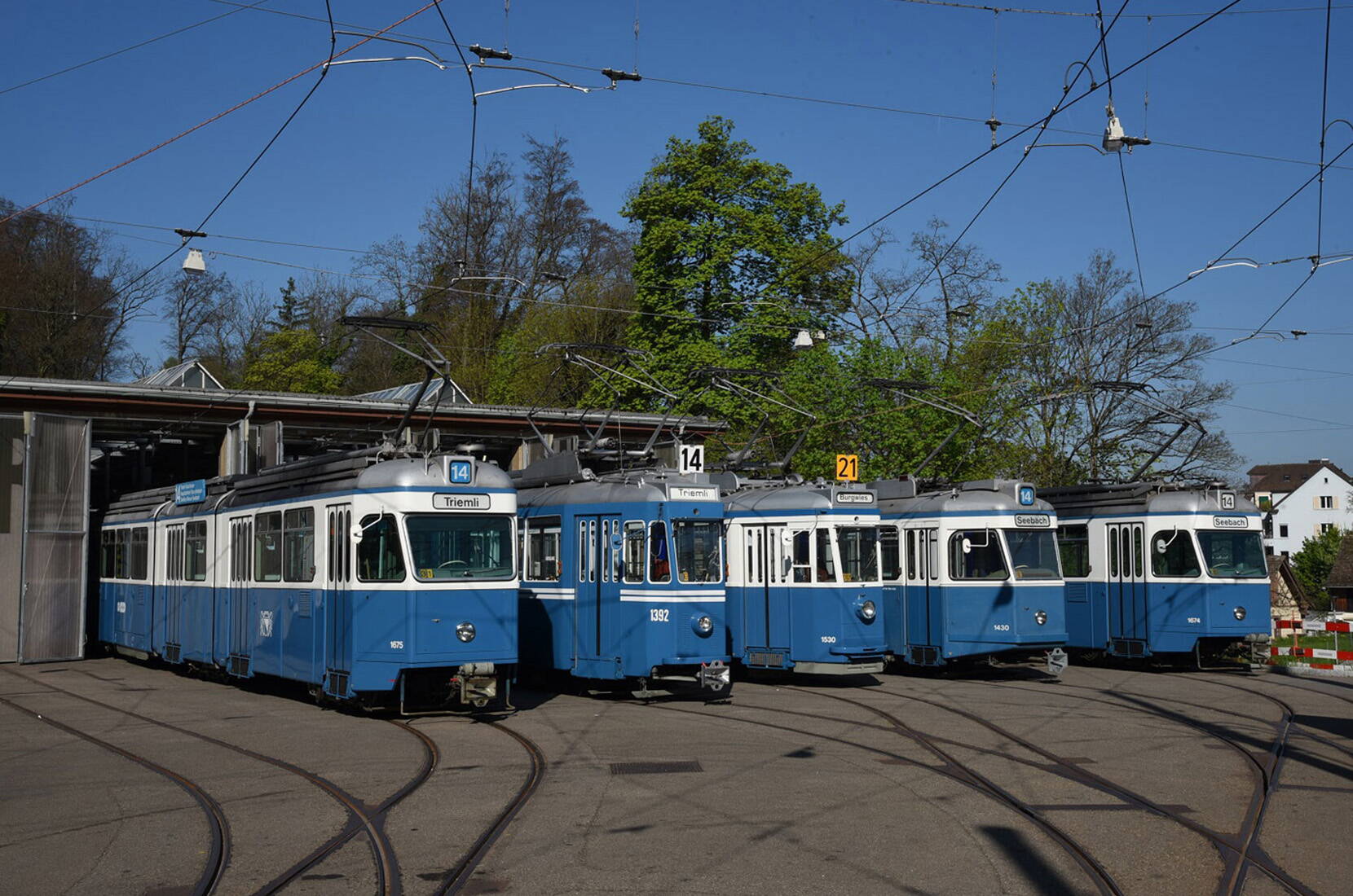 Neben historischen Tramfahrzeugen gibt es auch alte Uniformen, Billettautomaten, Fotografien und Tram-Modelle zu sehen. Und auch die Kleinsten können etwas erleben: In die Museumsfahrzeuge einsteigen, ein Tram von unten betrachten und mit dem Kindertram «Cobralino» selber fahren.