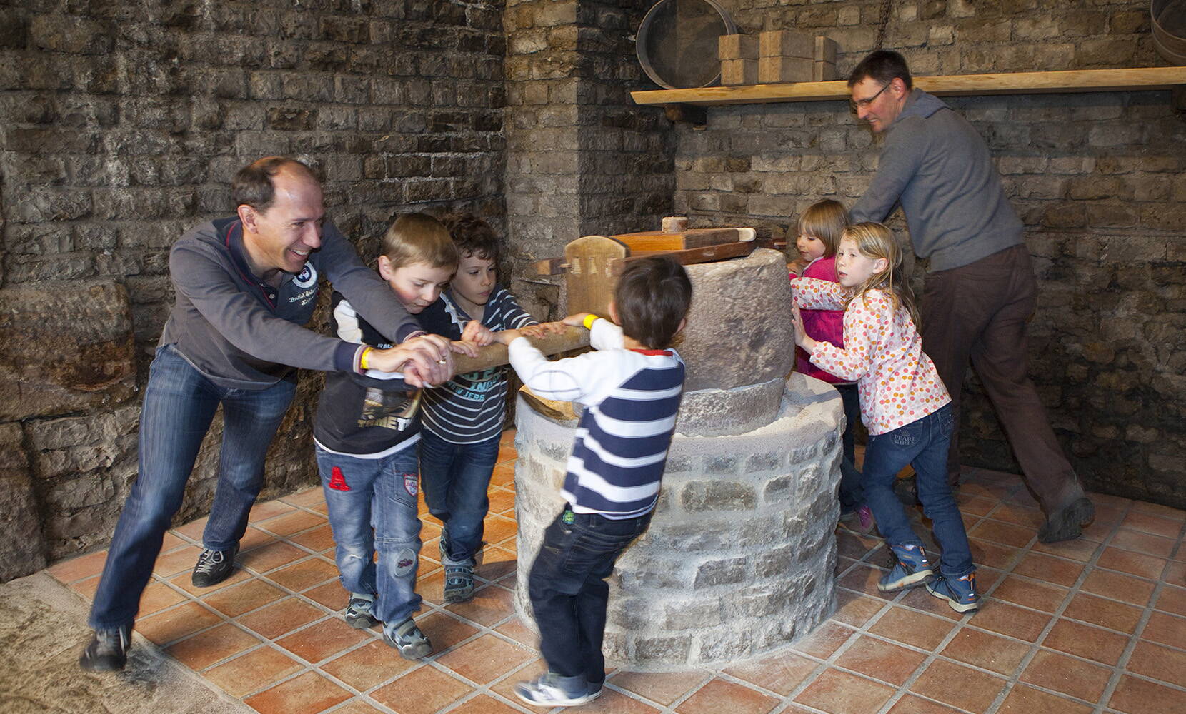 Das perfekte Ausflugsziel für Familien – Ob Brotbacken oder Töpfern, an einer archäologischen Ausgrabung teilnehmen oder ein Besuch im Römermuseum: Bei uns sind Familien besonders Willkommen und wir bieten viele Möglichkeiten, inmitten von antiken Monumenten gemeinsam etwas zu erleben!