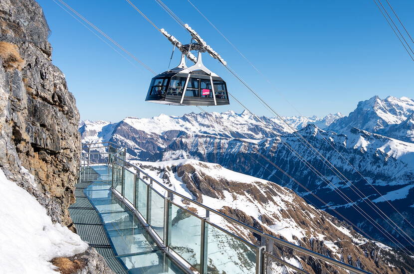 Zoom: Le sol en verre sous tes pieds, le panorama en face – le Thrill Walk à la station Birg est réservé aux courageux.