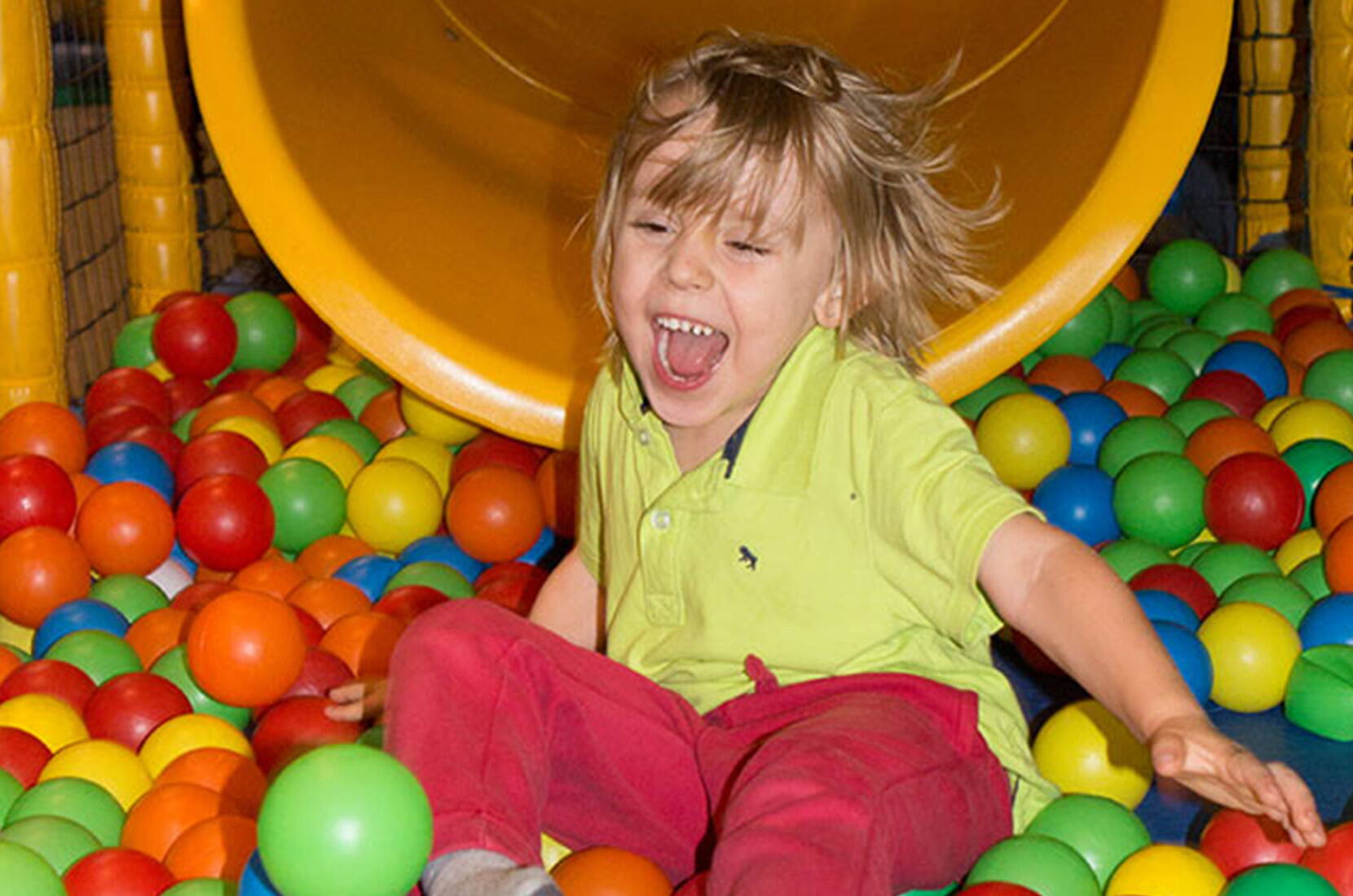 Die Starbie Spielhalle ist der coole Indoor Spielplatz für Kinder - mit Trampolinen, Rutschbahnen, einem Kletterberg, Tret- und Elektroautos, mit einer erlebnisreichen Abenteueranlage und riesigen Bauklötzen.