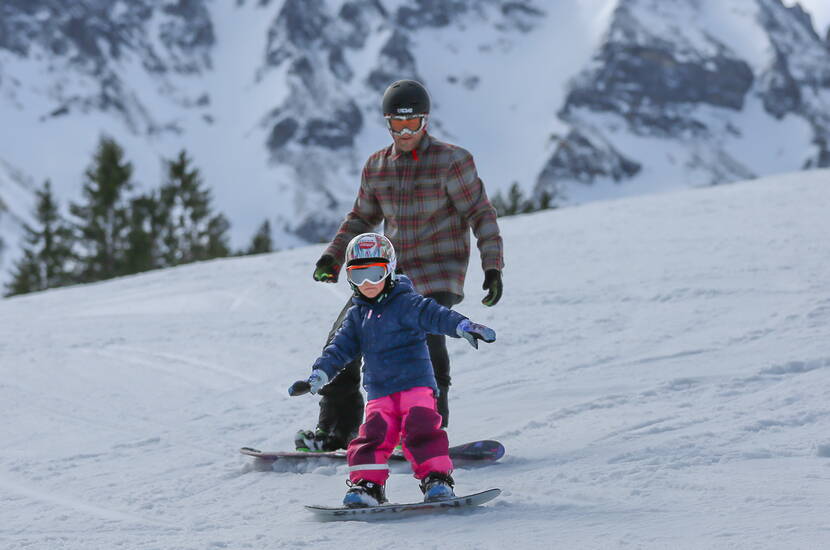 Zoom: Excursion en famille à Sörenberg. 17 installations de transport, pour les experts, les amateurs et les débutants, mènent à travers des mondes hivernaux féeriques jusqu'à des points de vue magnifiques, où des pistes parfaitement préparées t'attendent.