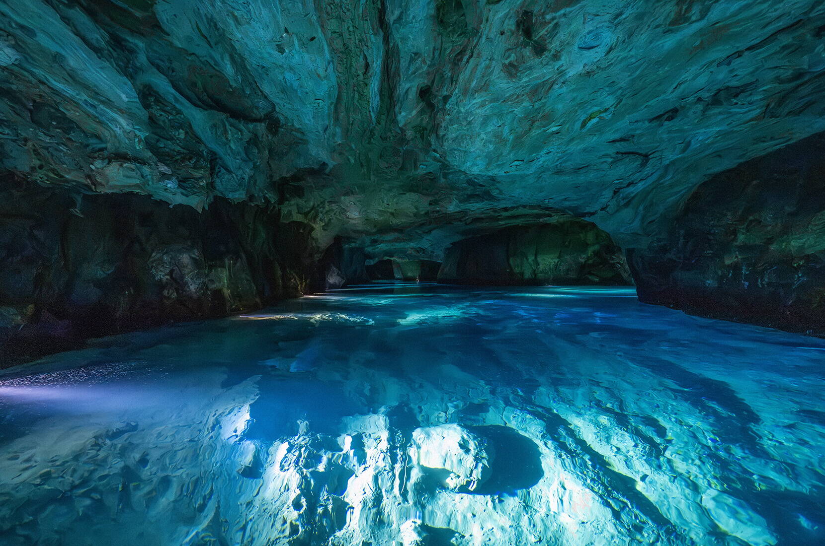 L’eau claire du Lac Souterrain St‑Léonard dévoile d’impressionnantes structures géologiques sous la surface.