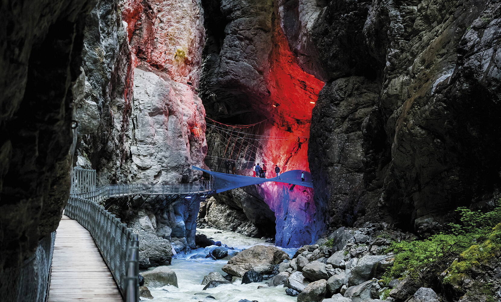 Excursion familiale dans les gorges du glacier de Grindelwald. La promenade entre les immenses parois rocheuses et les masses d'eau tumultueuses de la Lütschine est époustouflante.