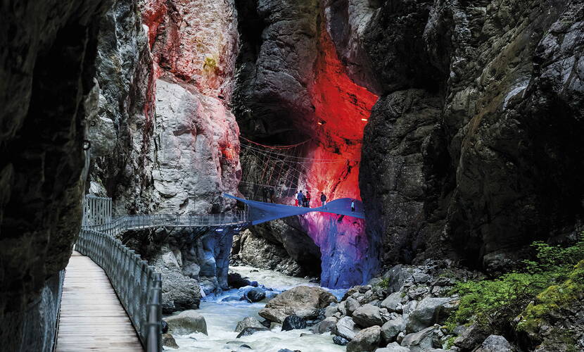 Zoom: Excursion familiale dans les gorges du glacier de Grindelwald. La promenade entre les immenses parois rocheuses et les masses d'eau tumultueuses de la Lütschine est époustouflante.