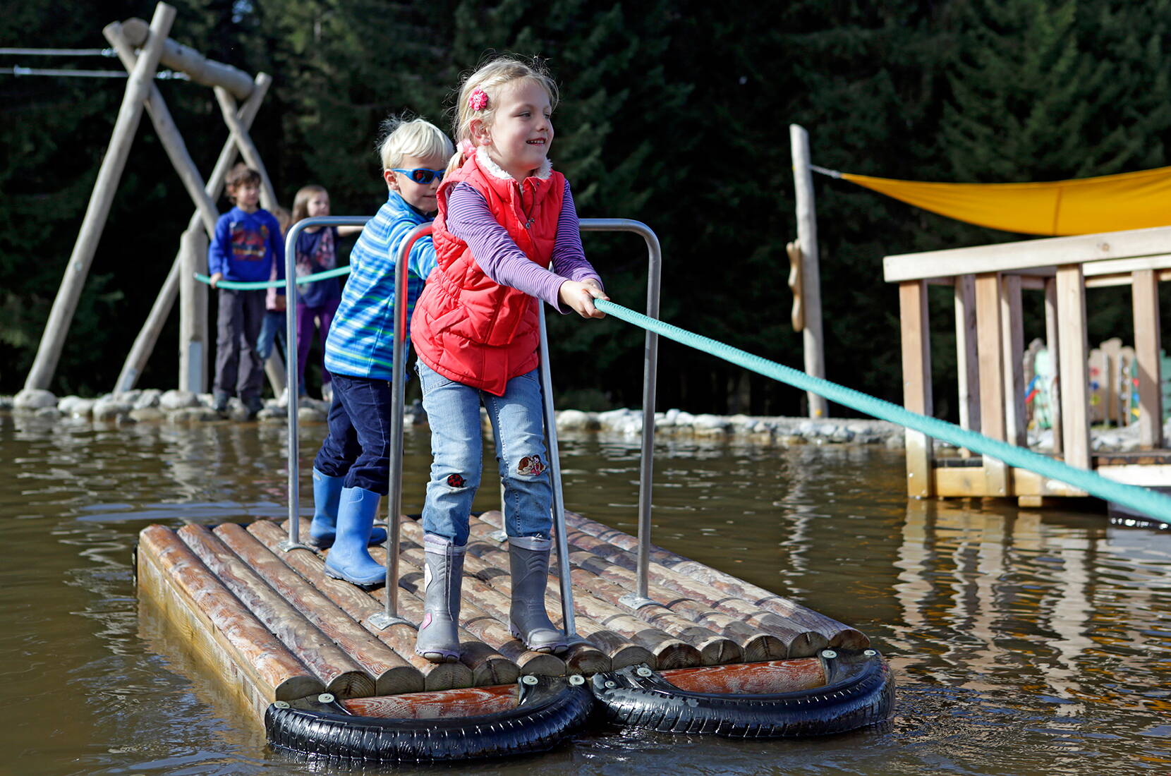 Das Mooraculum ist eröffnet! Familien und Schulklassen finden hier alles, was das Herz begehrt: Teiche mit Wasserspielgeräten, Geschicklichkeitsspiele, Ruheoasen, Picknickstellen – eine eigentliche Traumwelt.