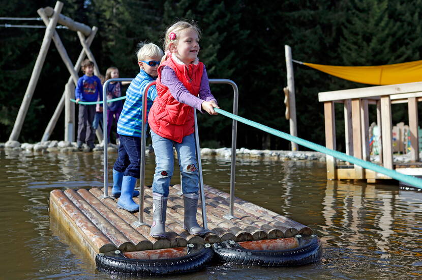 Zoom: Das Mooraculum ist eröffnet! Familien und Schulklassen finden hier alles, was das Herz begehrt: Teiche mit Wasserspielgeräten, Geschicklichkeitsspiele, Ruheoasen, Picknickstellen – eine eigentliche Traumwelt.