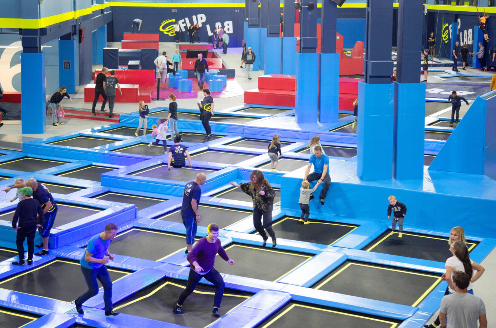 Im FLIP LAB Zürich gibt es ein Dodgeballfeld, eine Basketball-Trampolin-Area, einen Base Ninja Parkour, ein Aerial Silk, Slacklines und einen Battle Beam Graben. Landungen im riesigen Air Bag, der modernen Form der Schnitzelgrube, ermöglichen das Erlernen spektakulärer Tricks im kontrollierten Umfeld.