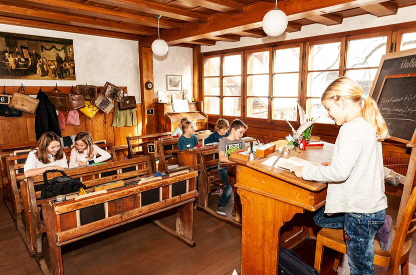 Zoom: Familienausflug ins Schulmuseum Bern in Köniz. Möchtest du einmal sehen, wie ein Schulzimmer aussah, als deine Grosseltern zur Schule gingen?