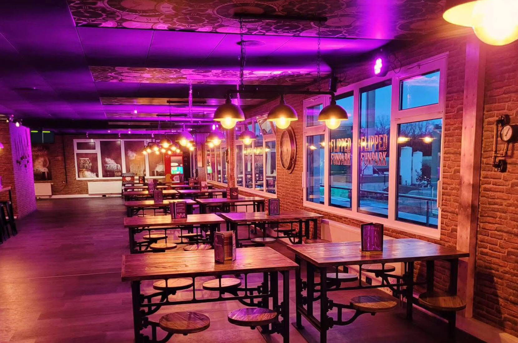 Der modern gestaltete Gastronomiebereich überzeugt mit warmem Licht, industriellem Design und grosszügigen Sitzmöglichkeiten. Ideal für eine Pause zwischen Spiel, Action und Shows.