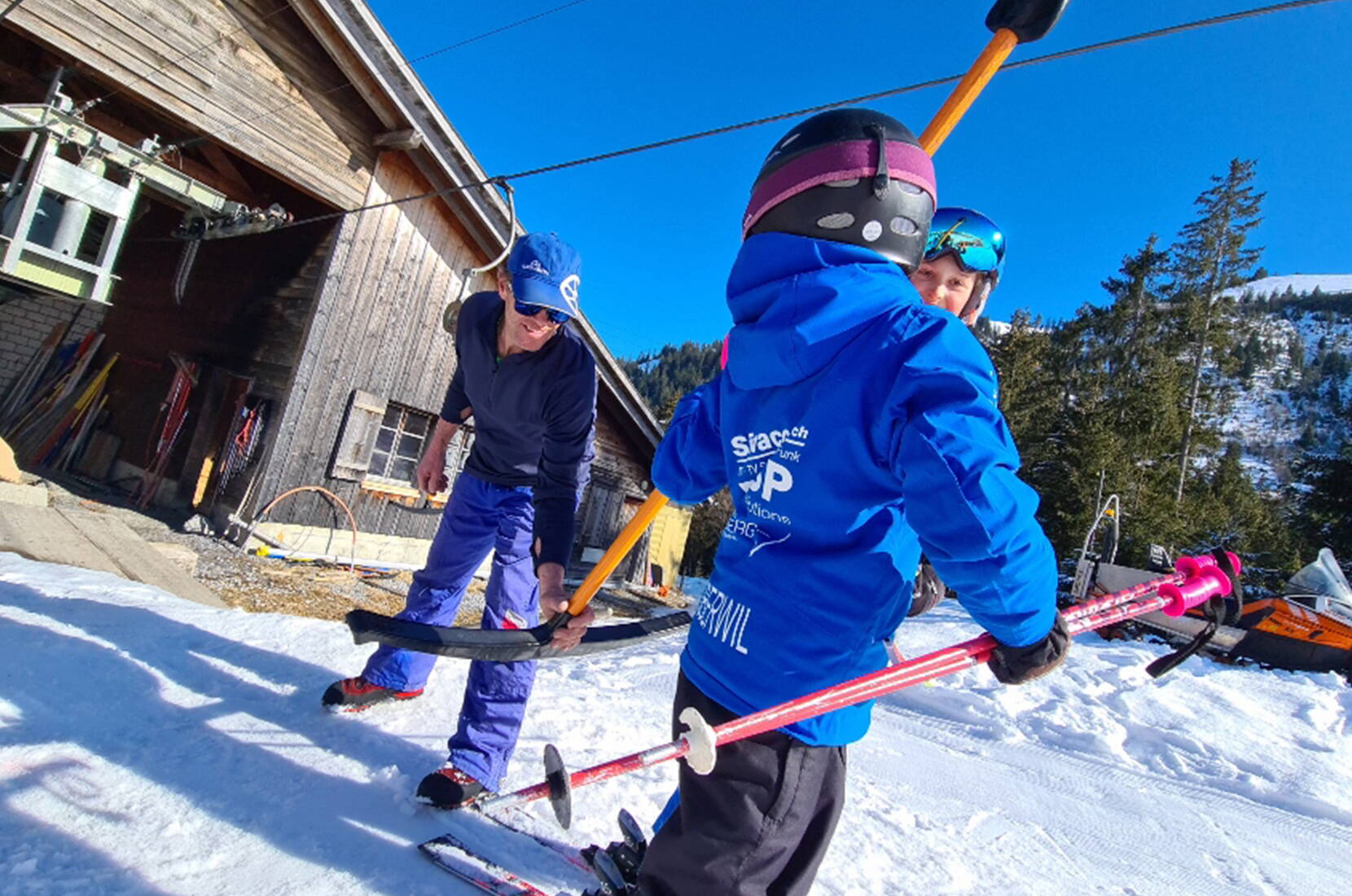 30 % de réduction sur le package familial du Rossberg à Oberwil dans le Simmental. Carte journalière de ski avec repas au restaurant Niderhornblick. Pour une journée de ski inoubliable, conviviale et familiale dans l'espace de détente du Simmental, il suffit de télécharger le bon et d'en profiter. Le plaisir du ski à l'état pur.