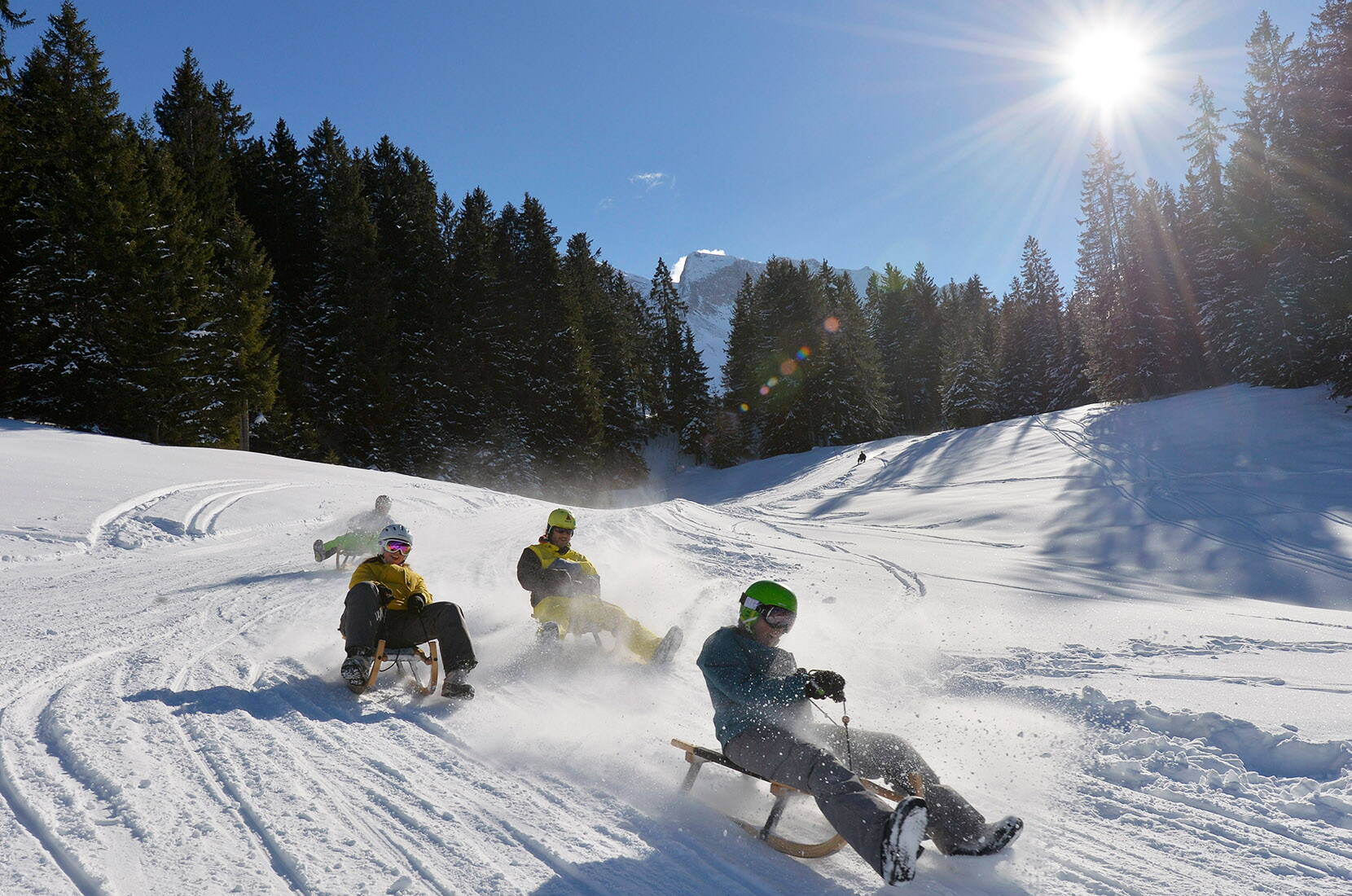 Excursion familiale en luge à Sörenberg. Deux pistes de luge variées mènent de Rossweid à la vallée.