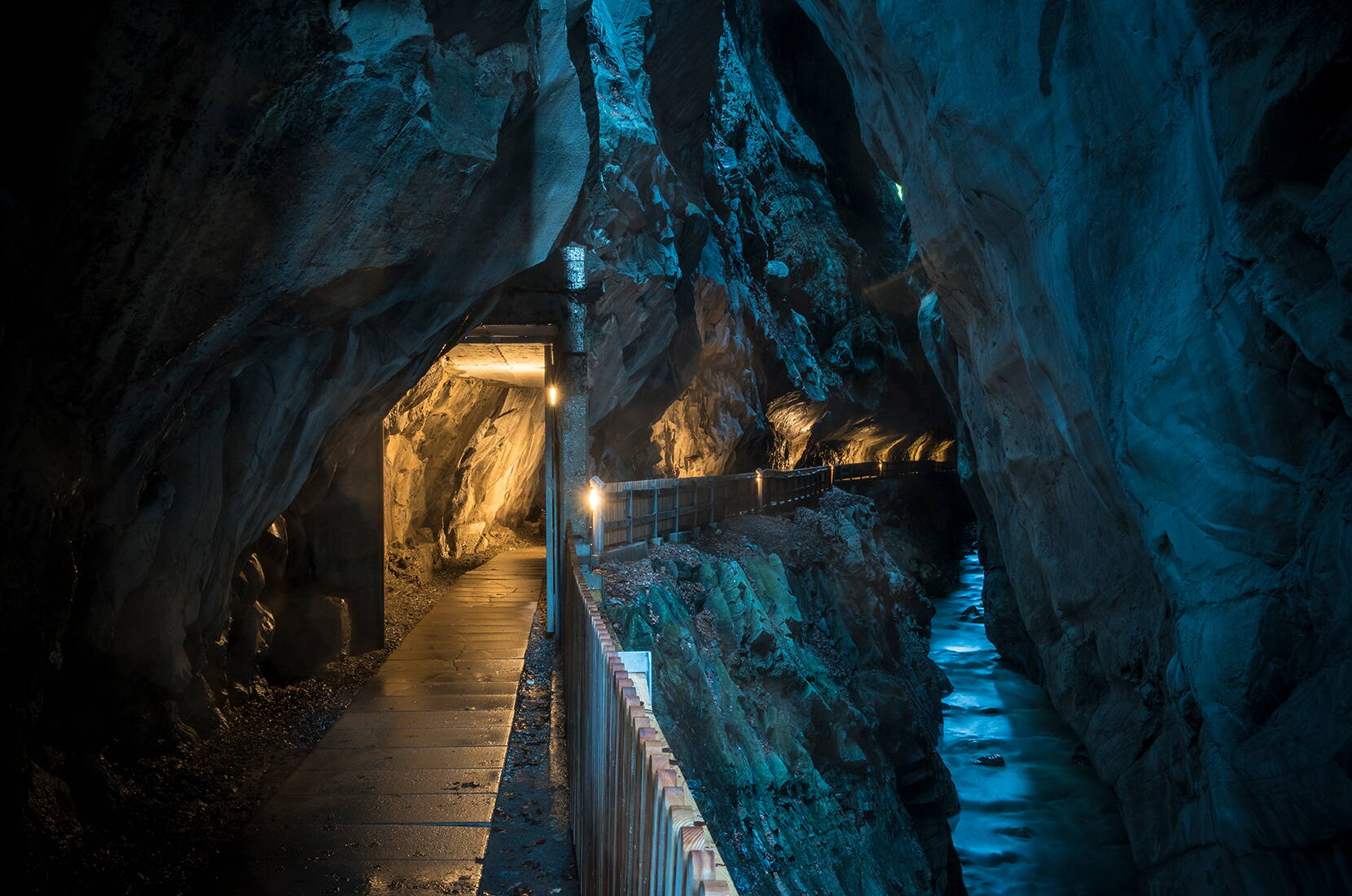 Familienausflug Taminaschlucht. Ungefähr eine Stunde dauert die leichte Wanderung von Bad Ragaz zum Alten Bad Pfäfers.