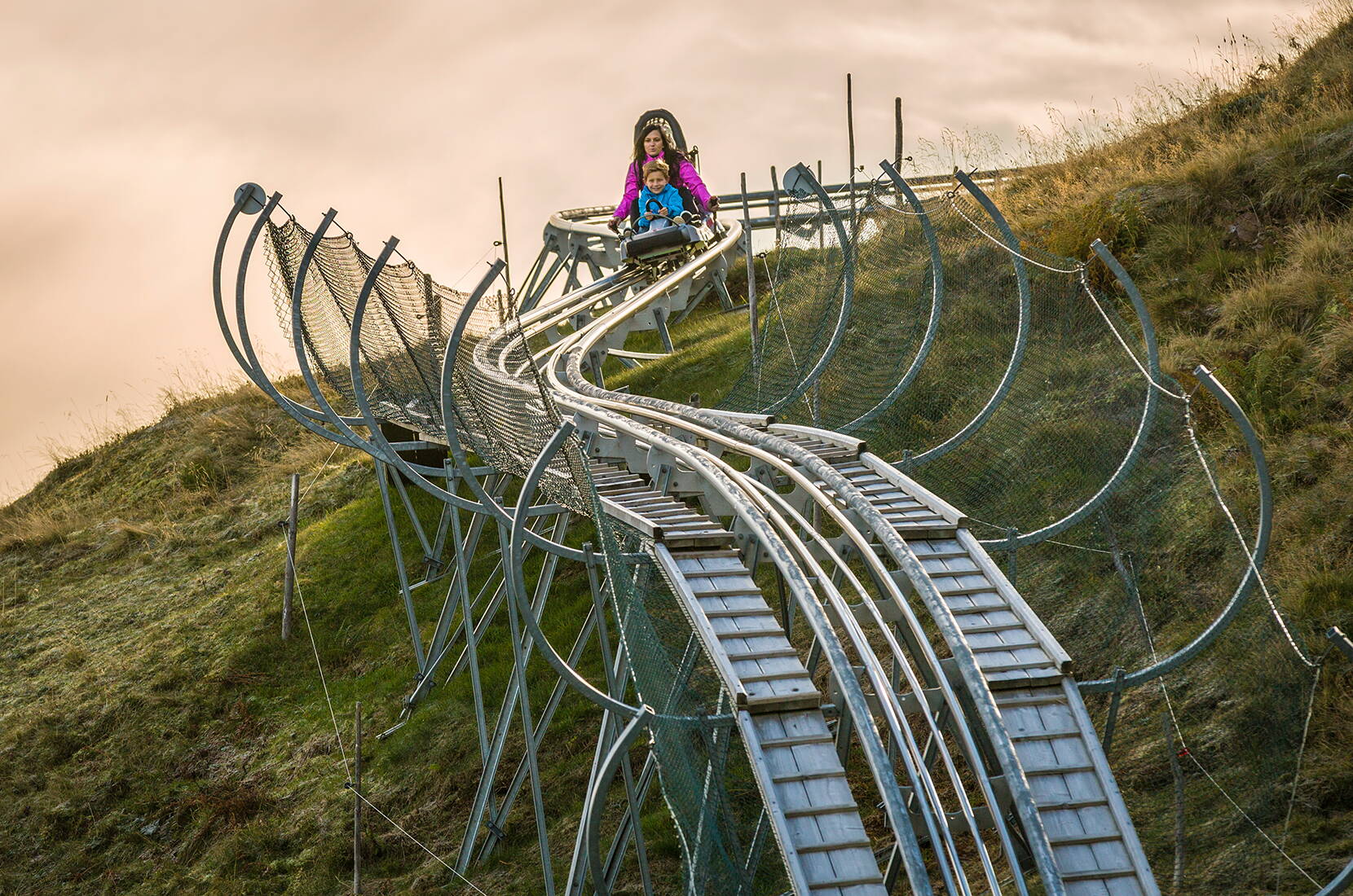 Familienausflug FLOOMZER Flumserberg. Flitze auf der Sommerrodelband vom Crüz bis zum Tannboden über Brücken, Kurven, Wellen, Mulden, Kreisel und Tunnel. 