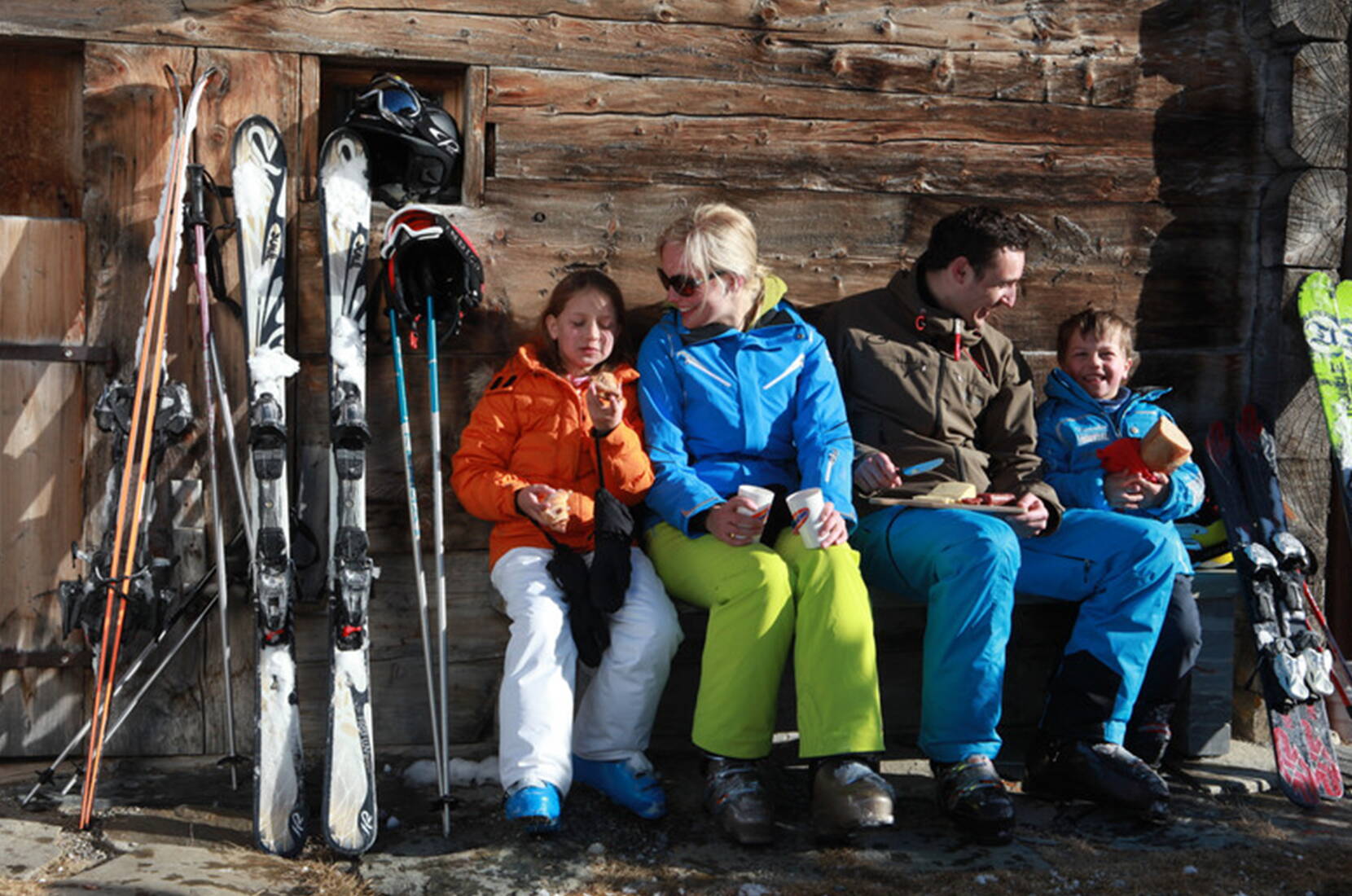 Excursion en famille à Savognin. Avec beaucoup de neige naturelle et des pistes rouges et bleues extra larges, le domaine skiable baigné de soleil offre un plaisir de glisse particulier - ce n'est pas pour rien que les pistes de Savognin comptent parmi les plus belles de tout l'espace alpin.