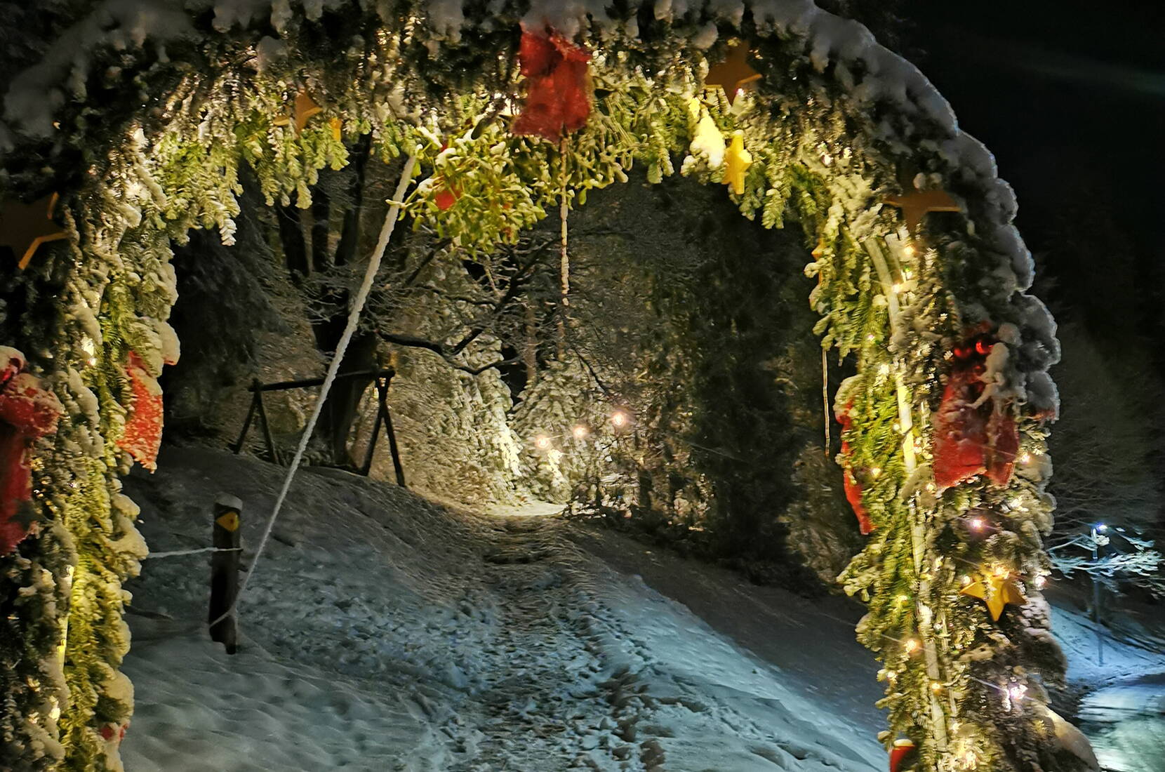 Excursion familiale sur le sentier de Noël d'Heiligenschwendi. Tu veux échapper au commerce et à l'agitation de la période de Noël? Au cours d'une promenade romantique, l'histoire classique de Noël te sera racontée à 5 stations.
