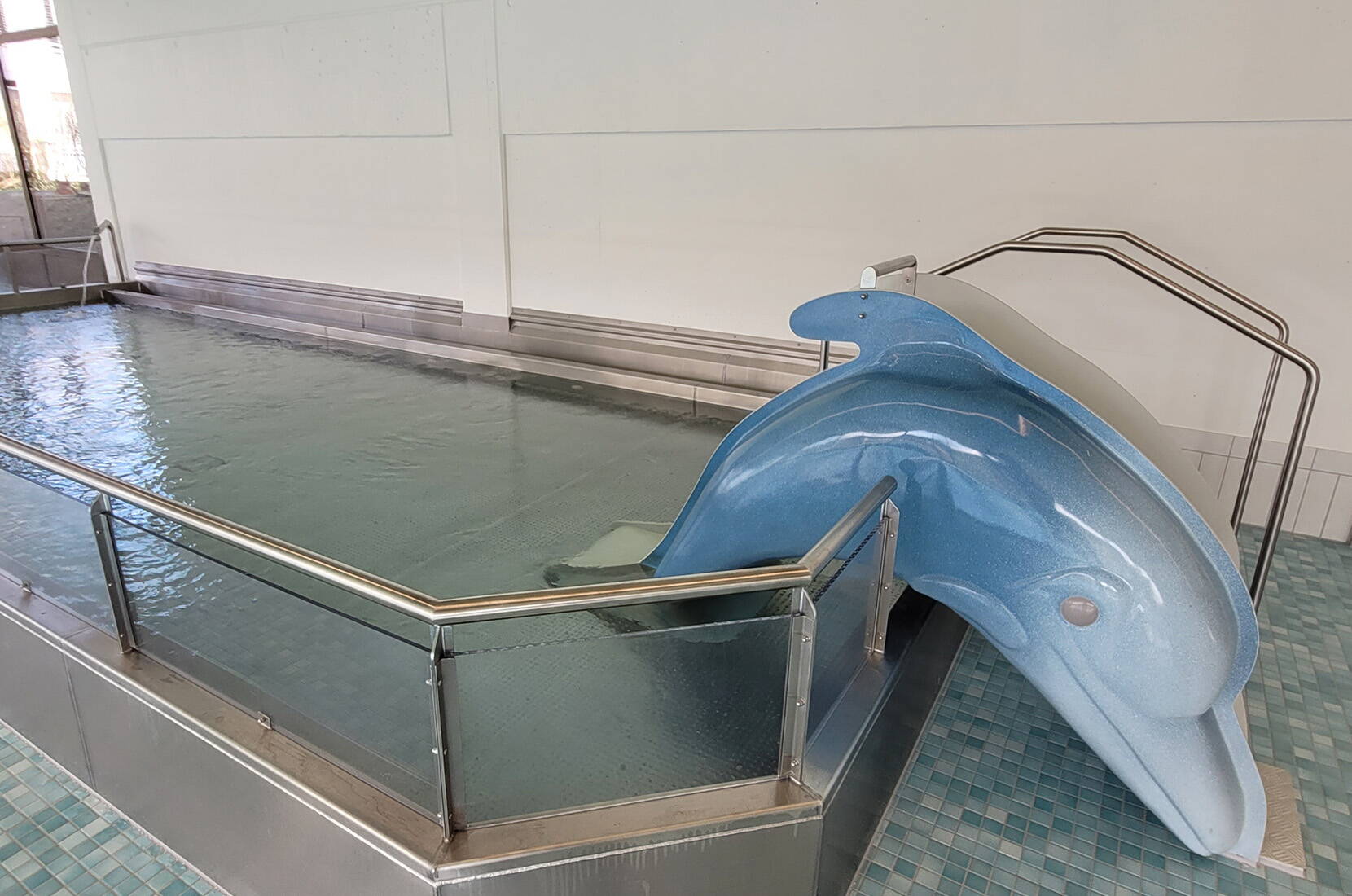 Les enfants plus âgés et les passionné·e·s de natation profitent du bassin de nage de 80 à 200 centimètres de profondeur. L’après-midi – si l’espace le permet – nous prêtons des palmes, des lunettes de plongée, des anneaux et des planchettes de natation.