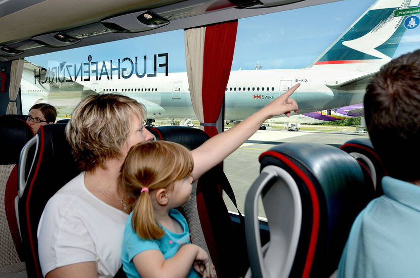 Zoom: Auf über 7500 Quadratmetern laden auf der Zuschauerterrasse B ein Miniflugplatz für die Kinder, Fluginformationsstellen und ein Entdeckungspfad rund um das Thema «Faszination Fliegen» zum Verweilen ein.