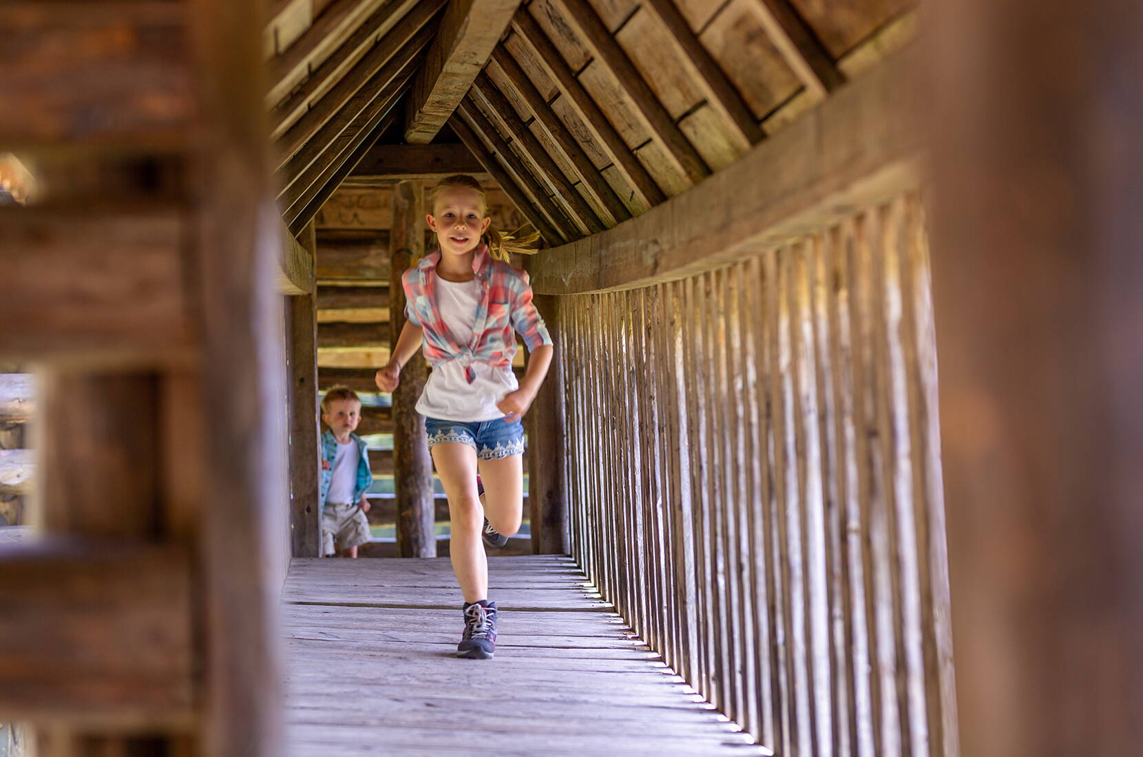 Familienausflug Abenteuerspielplatz Schattwäldli. Der beliebte Spielplatz befindet sich inmitten der Natur und ist problemlos mit Kinderwagen oder Rollstuhl erreichbar. Etwa 20 Minuten von der Bergstation der Zugerberg Bahn entfernt bietet der Spielplatz am Waldrand ausserdem idyllische Schattenplätze, mehrere Feuerstellen sowie Toiletten und fliessend Wasser.