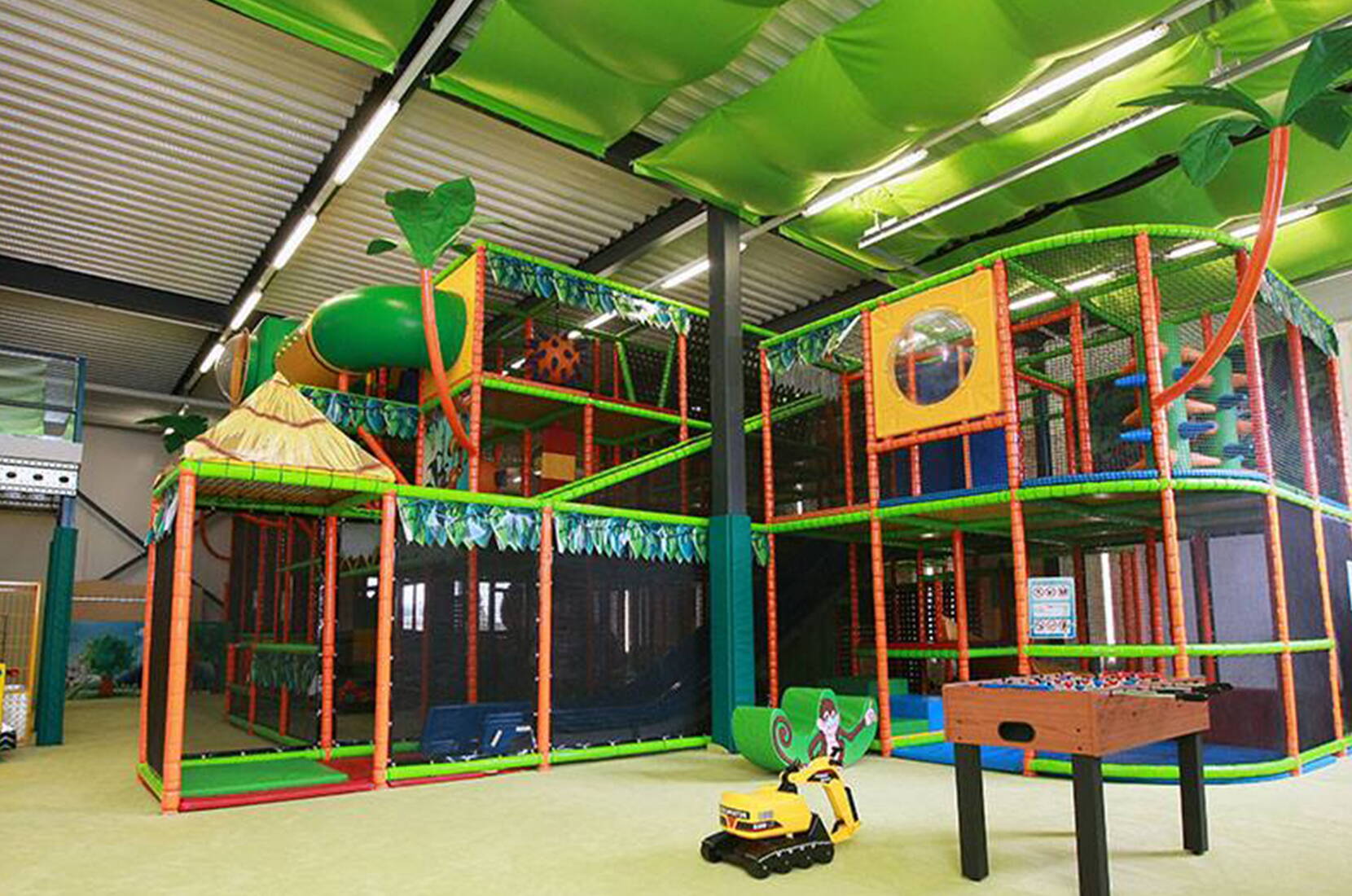 Gita in famiglia di Kids Arena. Il nostro parco giochi al coperto ha molte postazioni per tenervi occupati. Qui non solo potrete arrampicarvi, scivolare, fare capriole e correre, ma potrete anche incontrare amici e fare nuove amicizie.