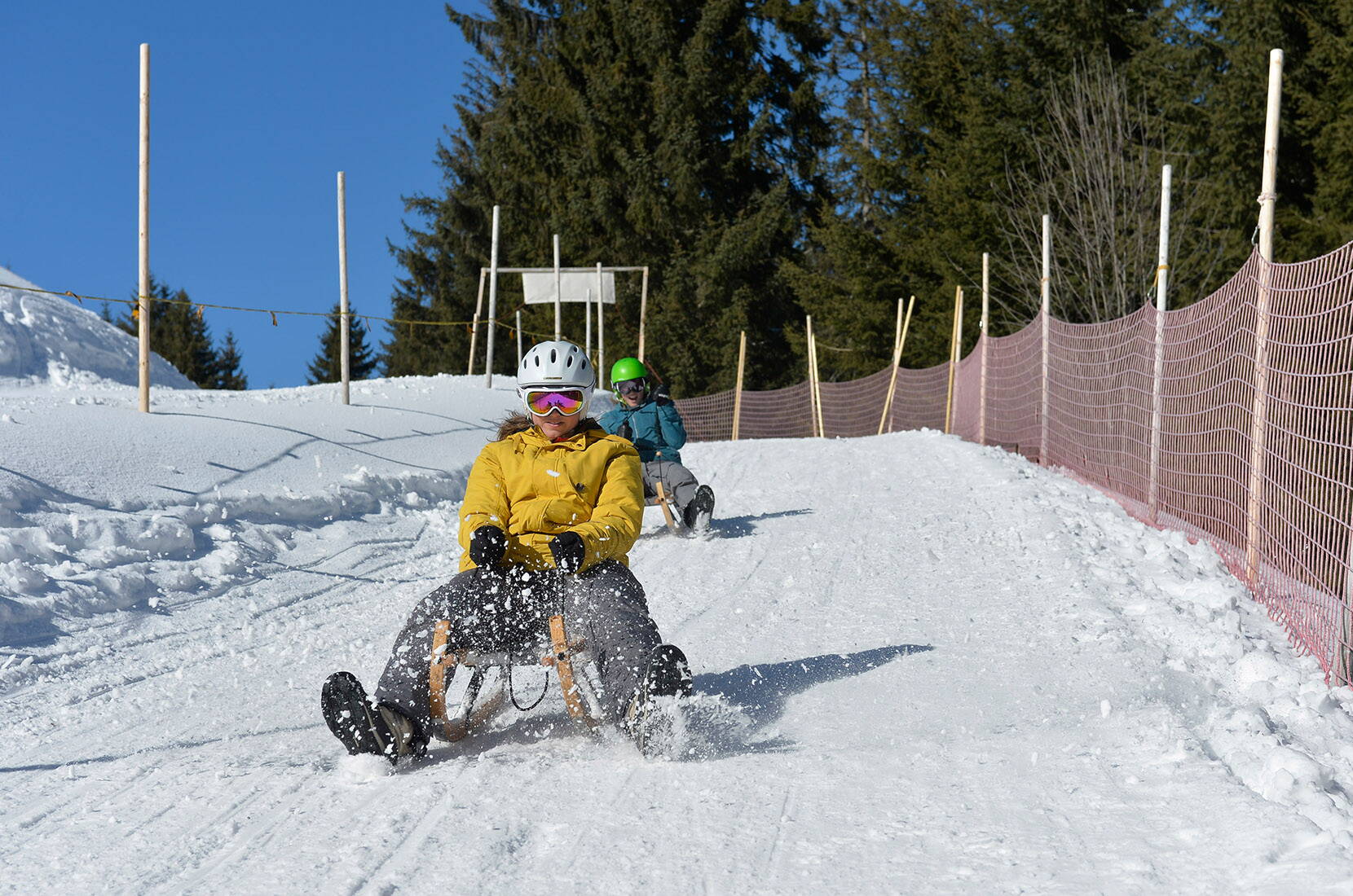 Excursion familiale en luge à Sörenberg. Deux pistes de luge variées mènent de Rossweid à la vallée.