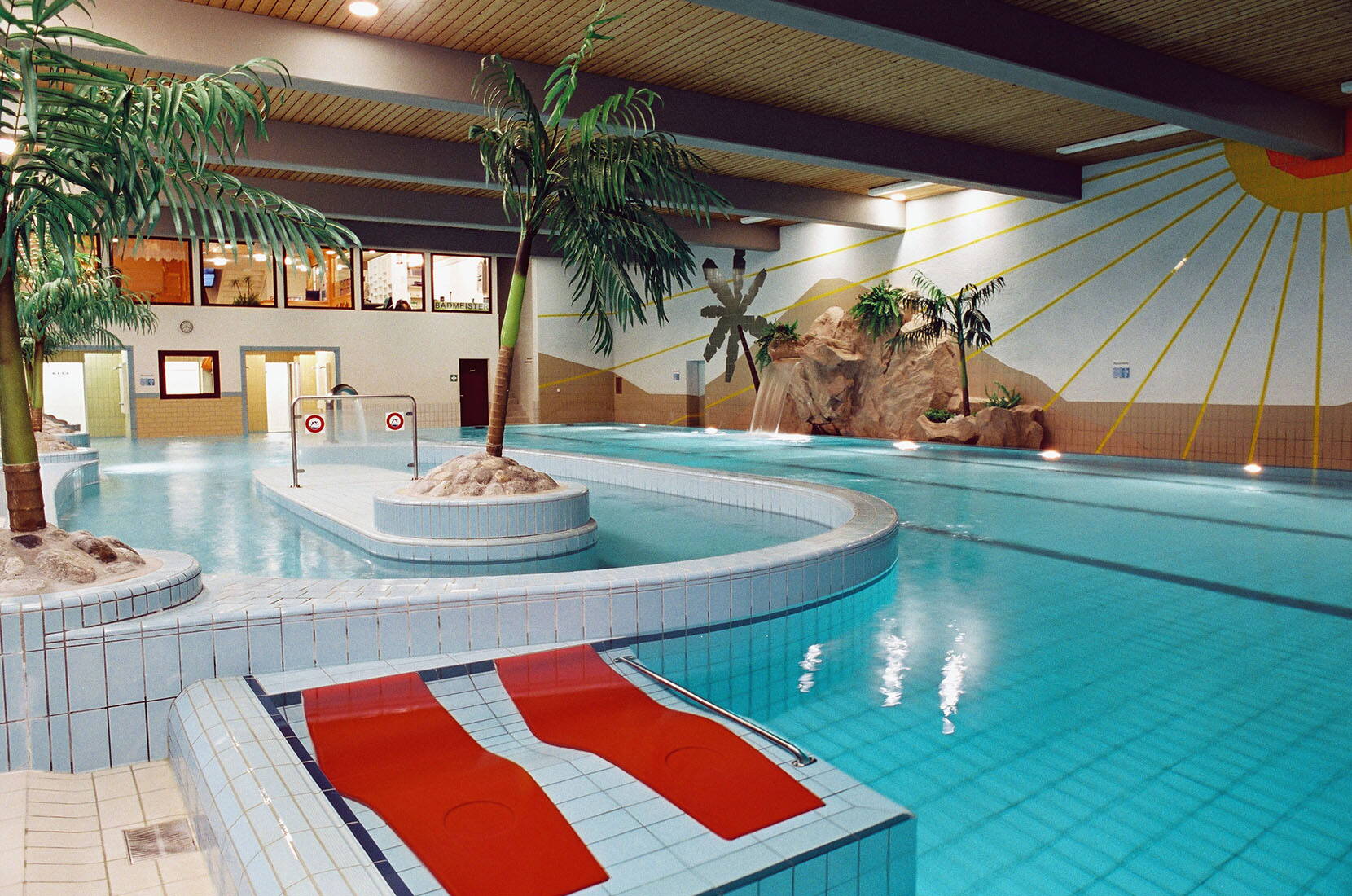 Excursion en famille Bogn Sedrun – Aqua-Wellness-Spa. Ici, tu trouveras le calme, la détente et le repos au quotidien. Plonge dans un monde de chaleur, d'eau et de lumière et fais le plein d'énergie pour ton corps et ton esprit.