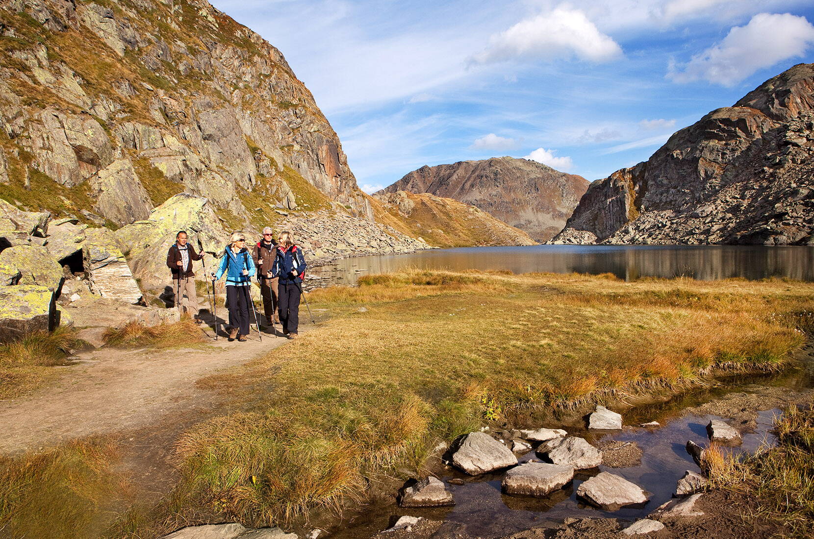 Familienausflug Rheinquelle – Höchste Zeit, diese Lebensquelle persönlich zu entdecken. Unternimm eine spannende Wanderung zum Ort, an dem der Rhein entspringt.