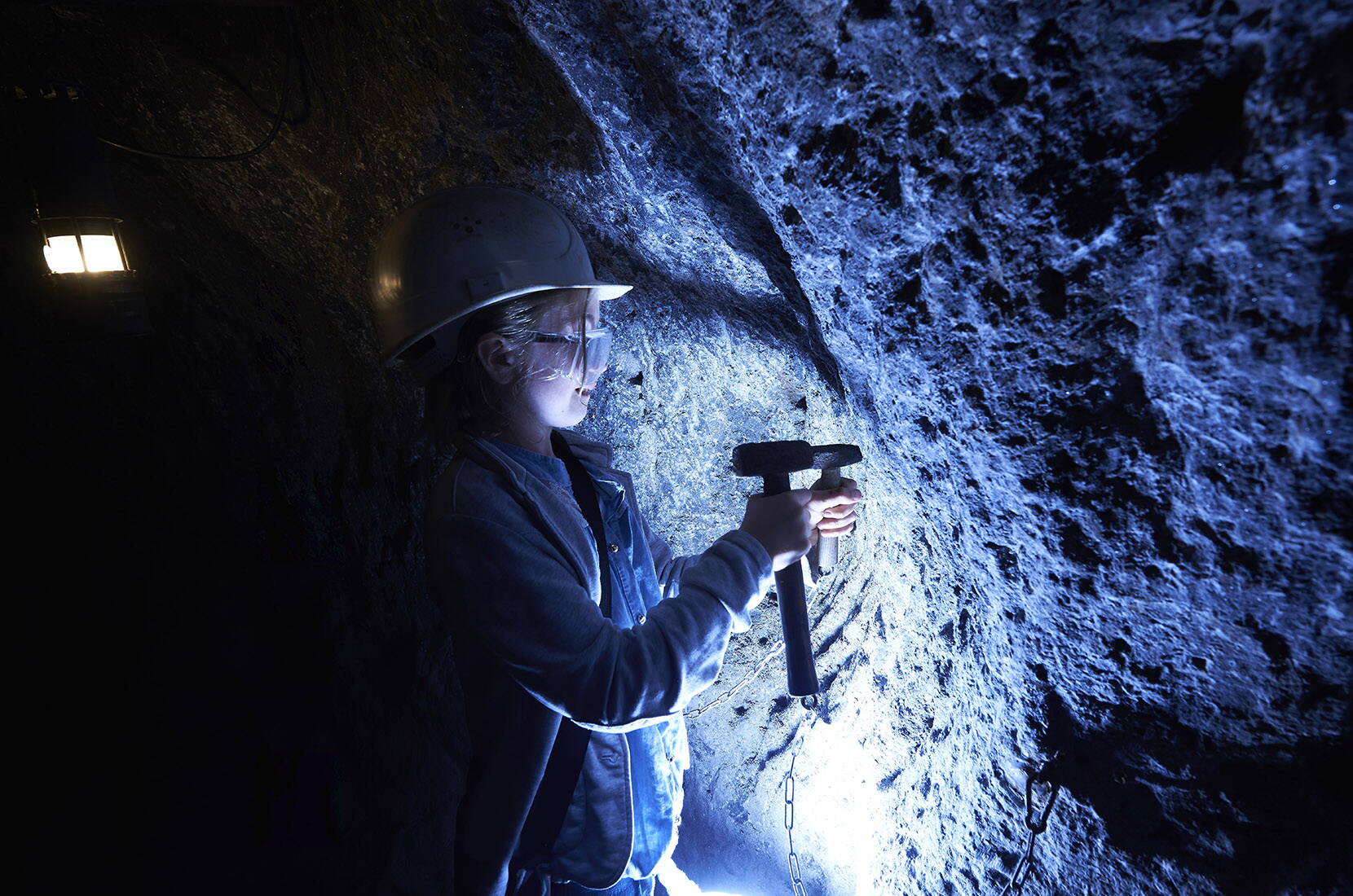 Excursion en famille aux Mines de Sel de Bex. Remonte la roue du temps et pars sur les traces des mineurs à la recherche de «l'or blanc». Découvre les performances impressionnantes que nos ancêtres ont réalisées, entièrement à la main, dans la dernière mine de sel de Suisse encore en activité.