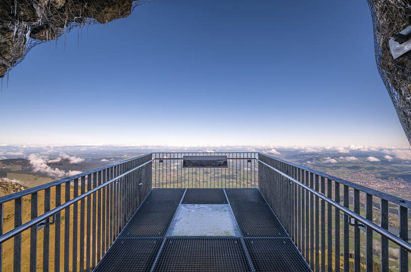 Zoom: Destinazioni per le escursioni a Berna - Escursione per famiglie a Stockhorn. La montagna locale di Thun, lo «Stögu», è raggiungibile in funivia. Circa 70 km di sentieri segnalati di tutti i livelli di difficoltà aspettano di essere scoperti sullo Stockhorn.