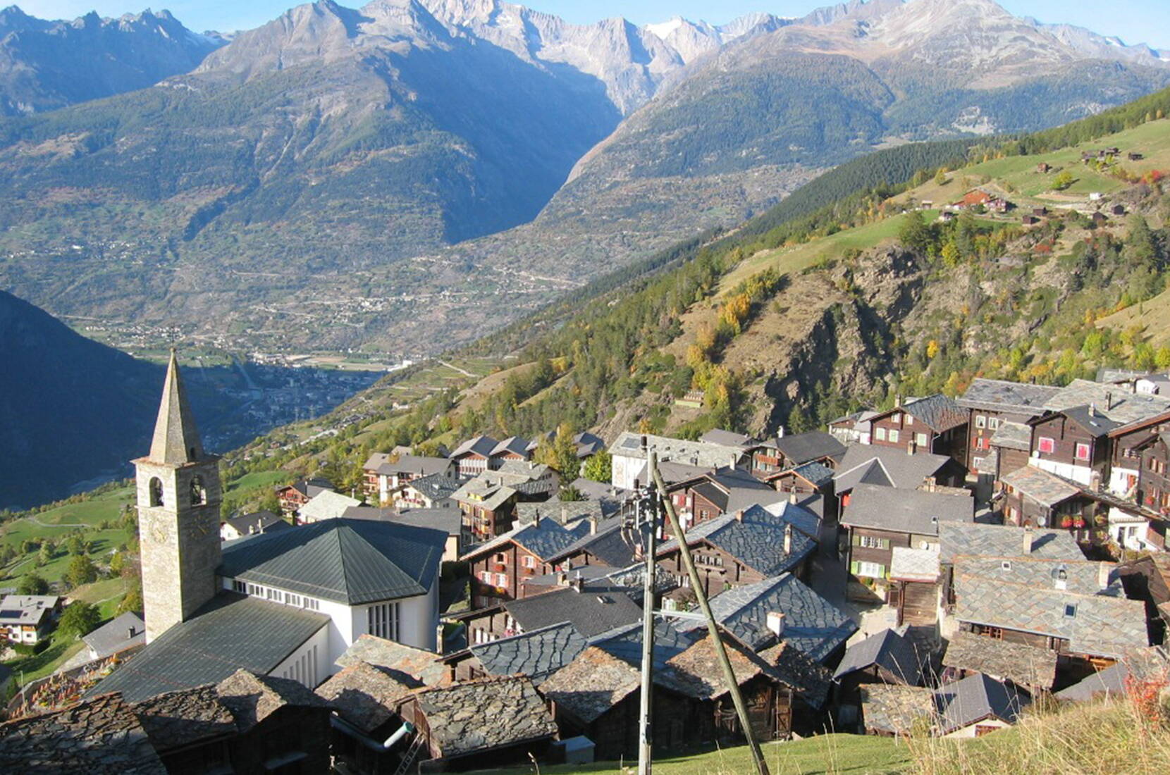 Familienausflug Spillhiischer. Kinderparadies im sonnigen Oberwallis. Ob im Labyrinth, im Spiegelsaal, im Klangwald oder im Spaceroon – hier kann einiges entdeckt werden.