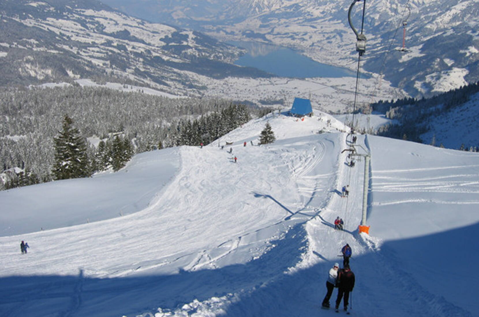 Excursion en famille à Mörlialp. Mörlialp est un domaine skiable typiquement familial avec une offre étonnamment attrayante. Le parking gratuit situé juste à côté des installations et des pistes est particulièrement apprécié.