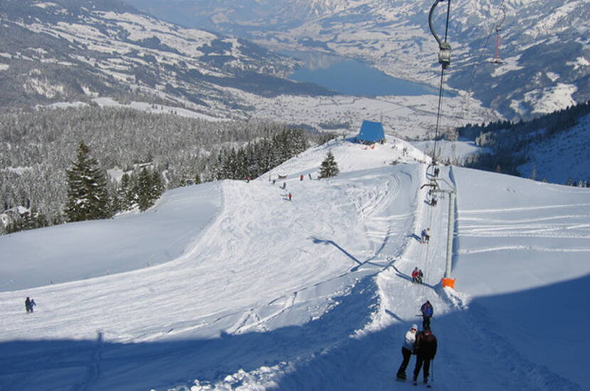 Zoom: Excursion en famille à Mörlialp. Mörlialp est un domaine skiable typiquement familial avec une offre étonnamment attrayante. Le parking gratuit situé juste à côté des installations et des pistes est particulièrement apprécié.